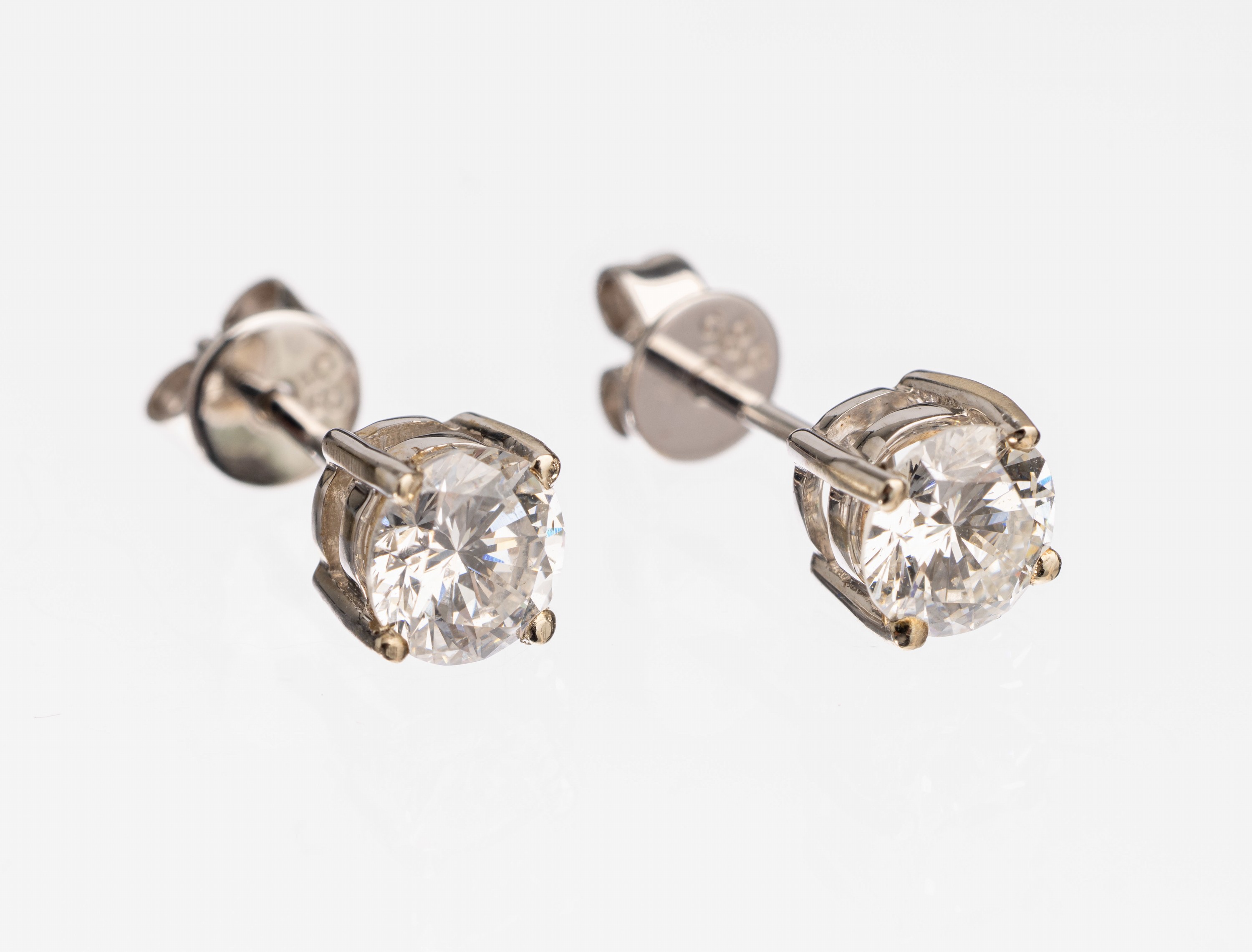 Paar 14 kt Gold Brillant-Ohrstecker, WG 585/000, 2 Brillanten zus. ca. 1.04 ct Weiß/si