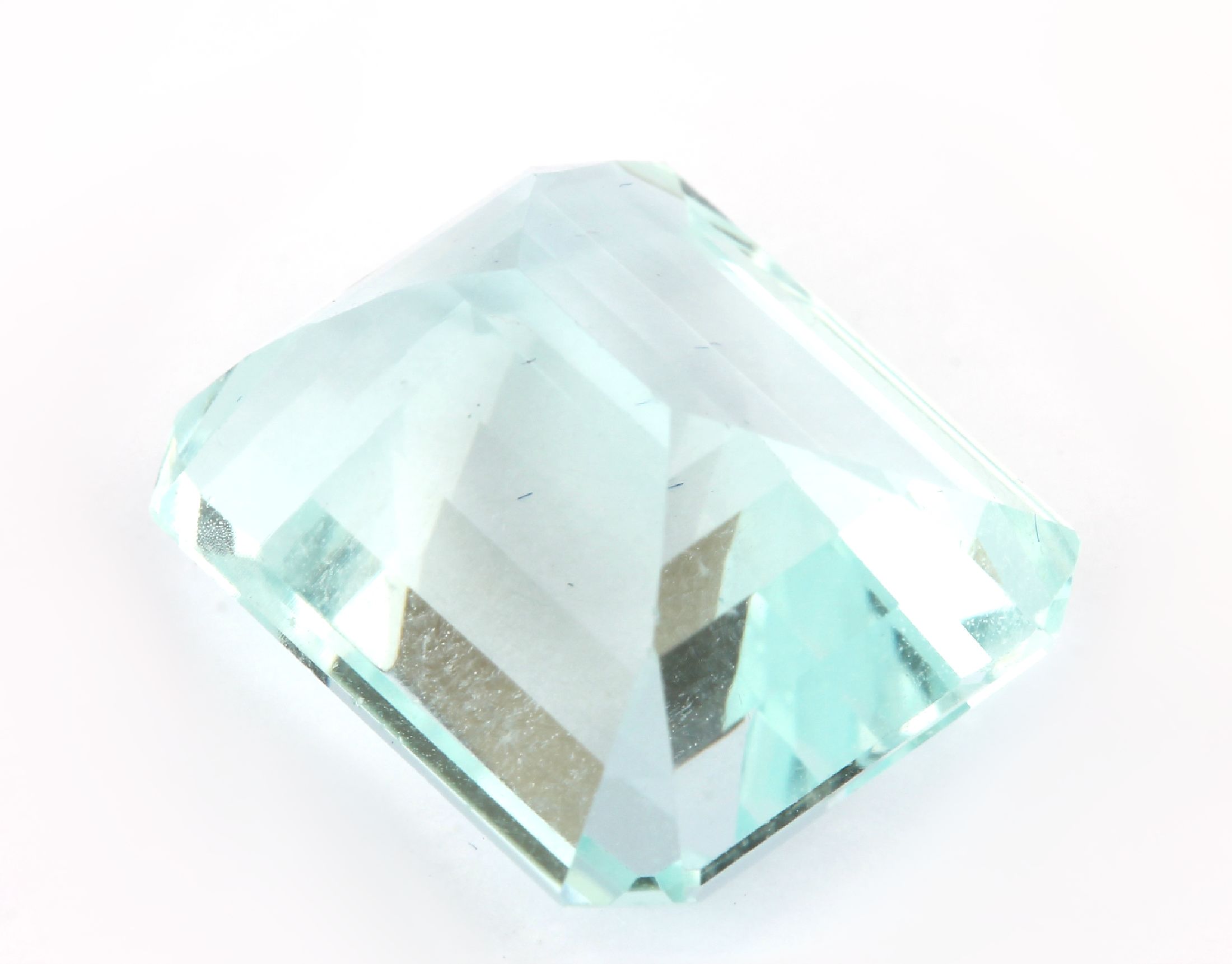 Detail b: Loser Aquamarin, ca. 12.72 ct, Treppenschliff