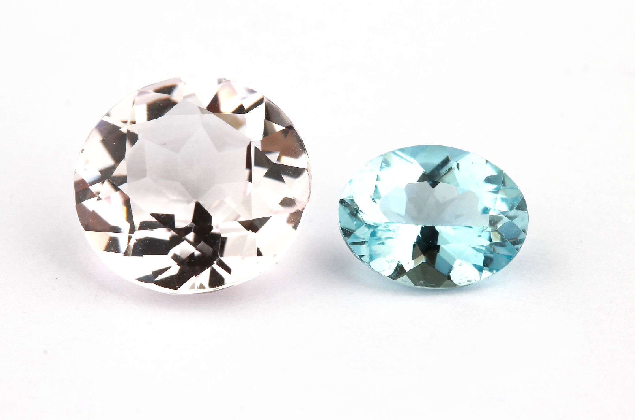 Lot 2 lose Farbsteine, 1 x rundfacett. Morganit ca. 2.82 ct, 1 x ovalfacett. Aquamarin ca. 1.01 ct