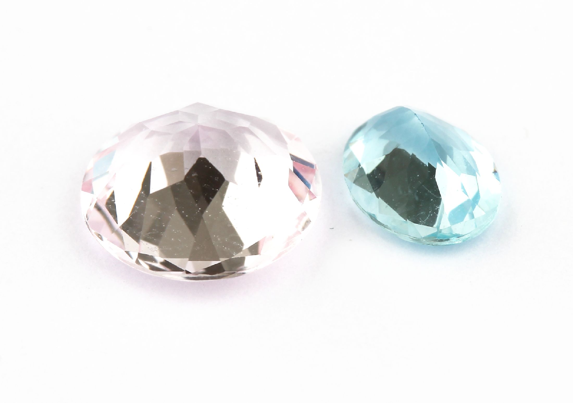 Detail a: Lot 2 lose Farbsteine, 1 x rundfacett. Morganit ca. 2.82 ct, 1 x ovalfacett. Aquamarin ca. 1.01 ct