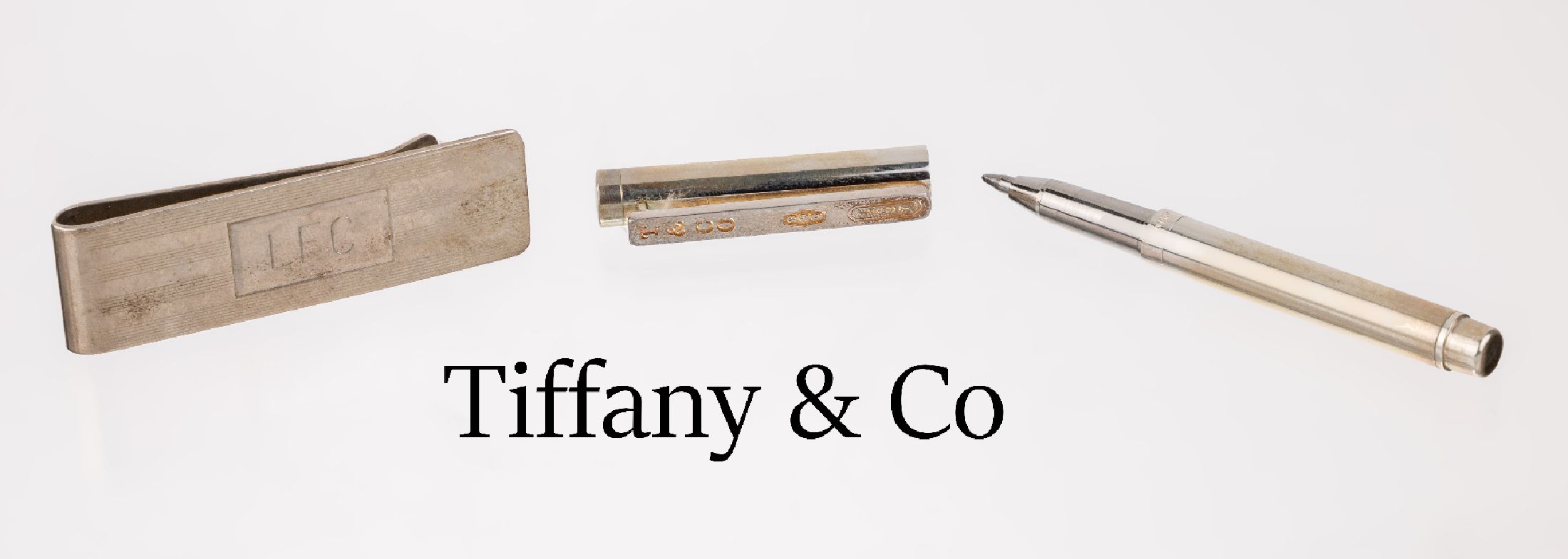 TIFFANY & Co Konvolut, 925er Silber, best. aus: Geldklammer, mit Monogram LFC, und 1 kl. Kugelschreiber, sign., in Tiffany & Co Säckchen und Karton