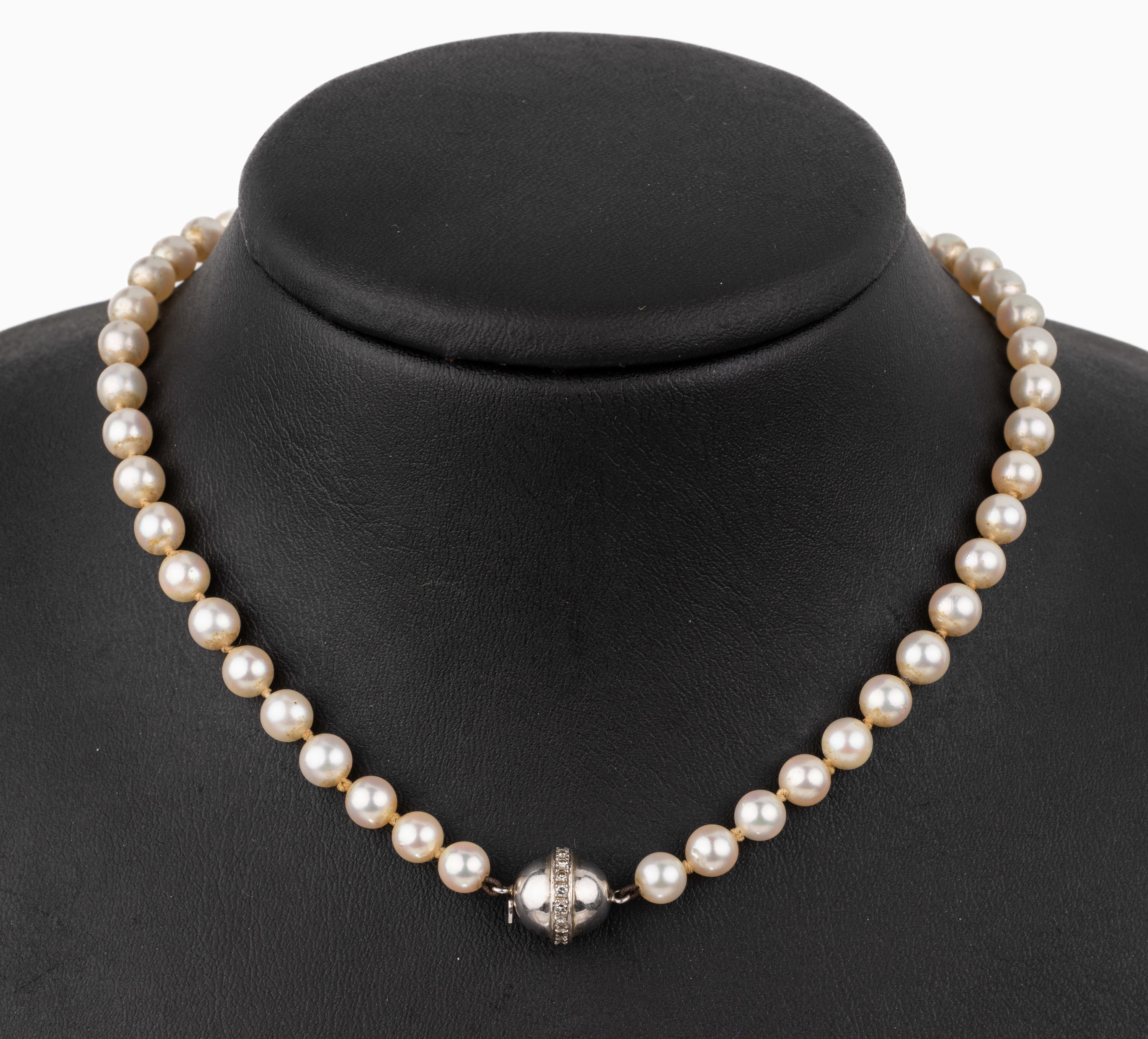 Zuchtperl-Collier mit 18 kt Gold Brillant- Schließe, WG 750/000, Akoyazuchtperlen, D. ca. 5.7 mm, Schließe mit Brillanten zus. ca. 0.20 ct ...