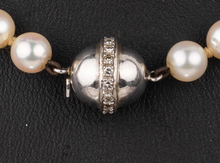 Detail a: Zuchtperl-Collier mit 18 kt Gold Brillant- Schließe, WG 750/000, Akoyazuchtperlen, D. ca. 5.7 mm, Schließe mit Brillanten zus. ca. 0.20 ct ...
