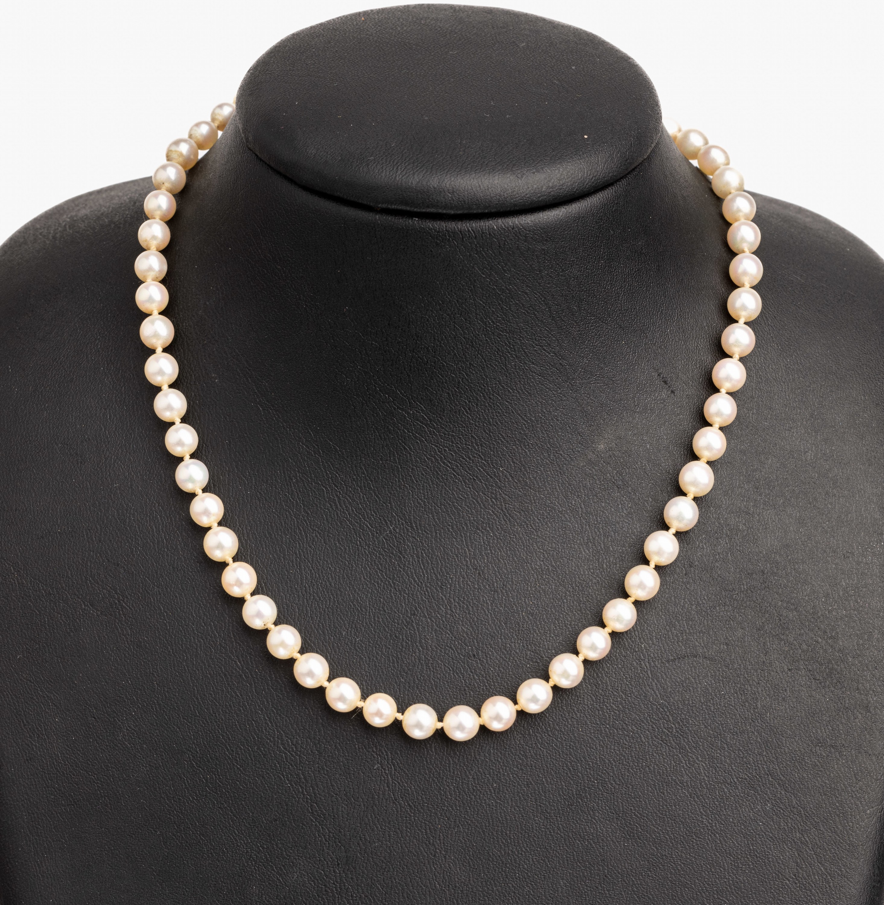 Detail b: Zuchtperl-Collier mit 18 kt Gold Brillant- Schließe, WG 750/000, Akoyazuchtperlen, D. ca. 5.7 mm, Schließe mit Brillanten zus. ca. 0.20 ct ...