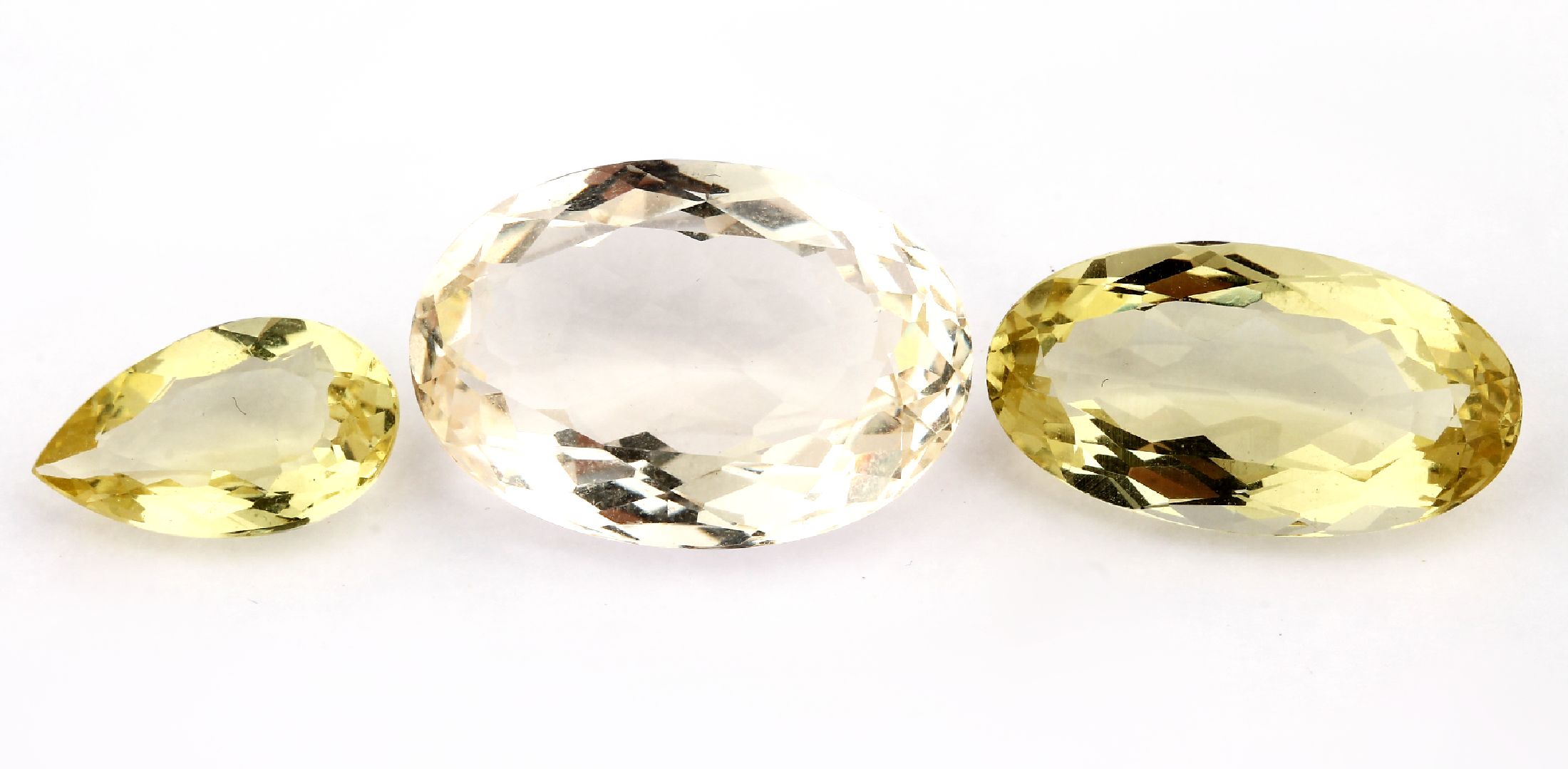 Lot 3 lose Goldberylle, ca. 38.94 ct, 2 x ovalfacett., 1 x facett. Tropfen, versch. Farbnuancen