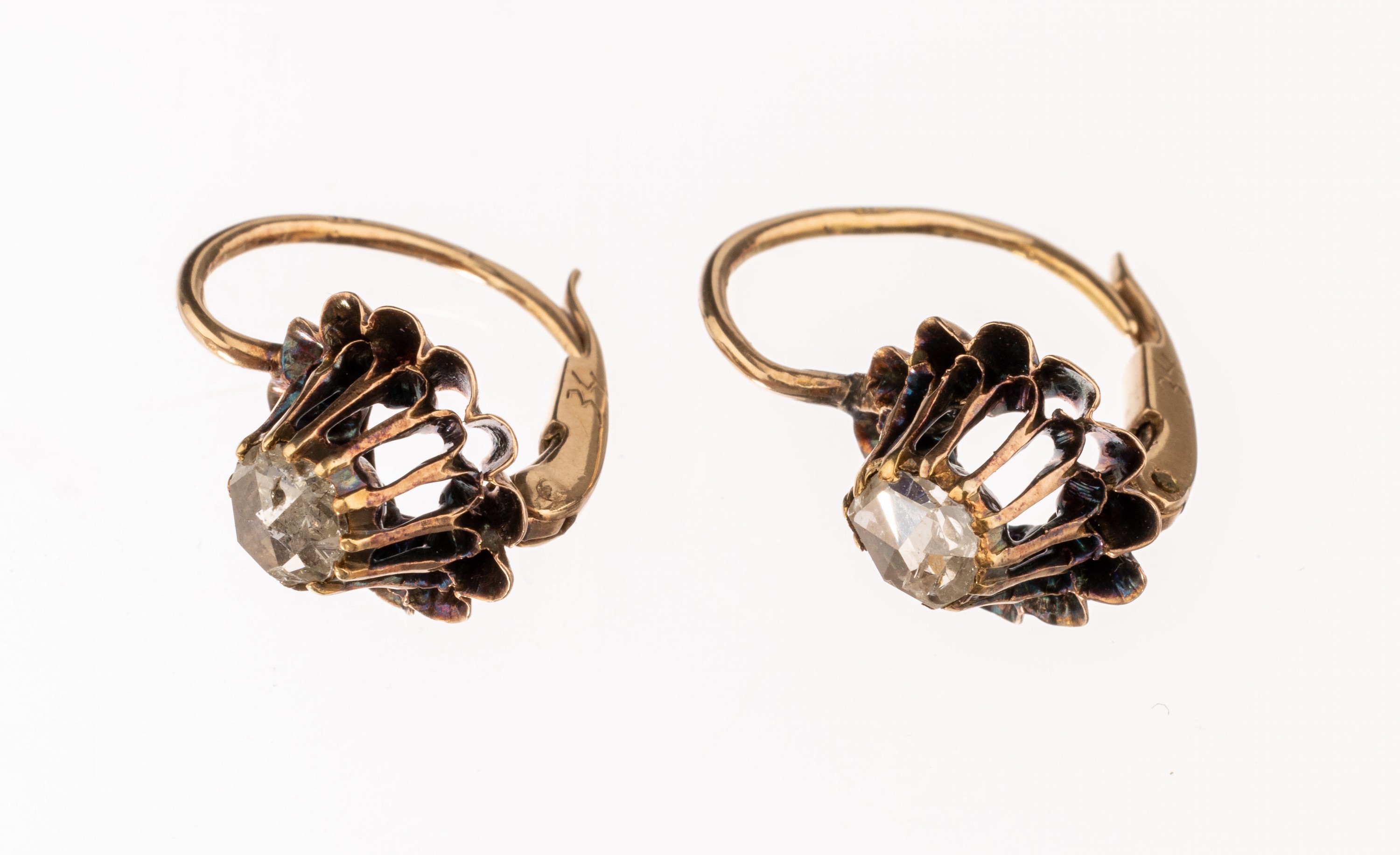 Paar 14 kt Gold Diamant-Ohrhänger, um 1830, GG 585/000 gepr., 2 Diamantrosen in verbödetenFassungen zus. ca. 0.30 ct, Brisuren sek. sollten ...