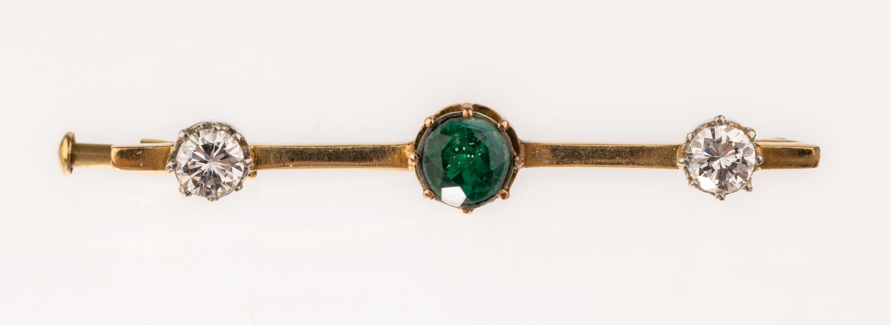 14 kt Gold Brillant-Brosche, GG 585/000, 1930er Jahre, L. ca. 3.6 cm, 2 Brillanten zus.ca. 0.40 ct feines Weiß-Weiß/si, 1 rundfacett.grüne ...