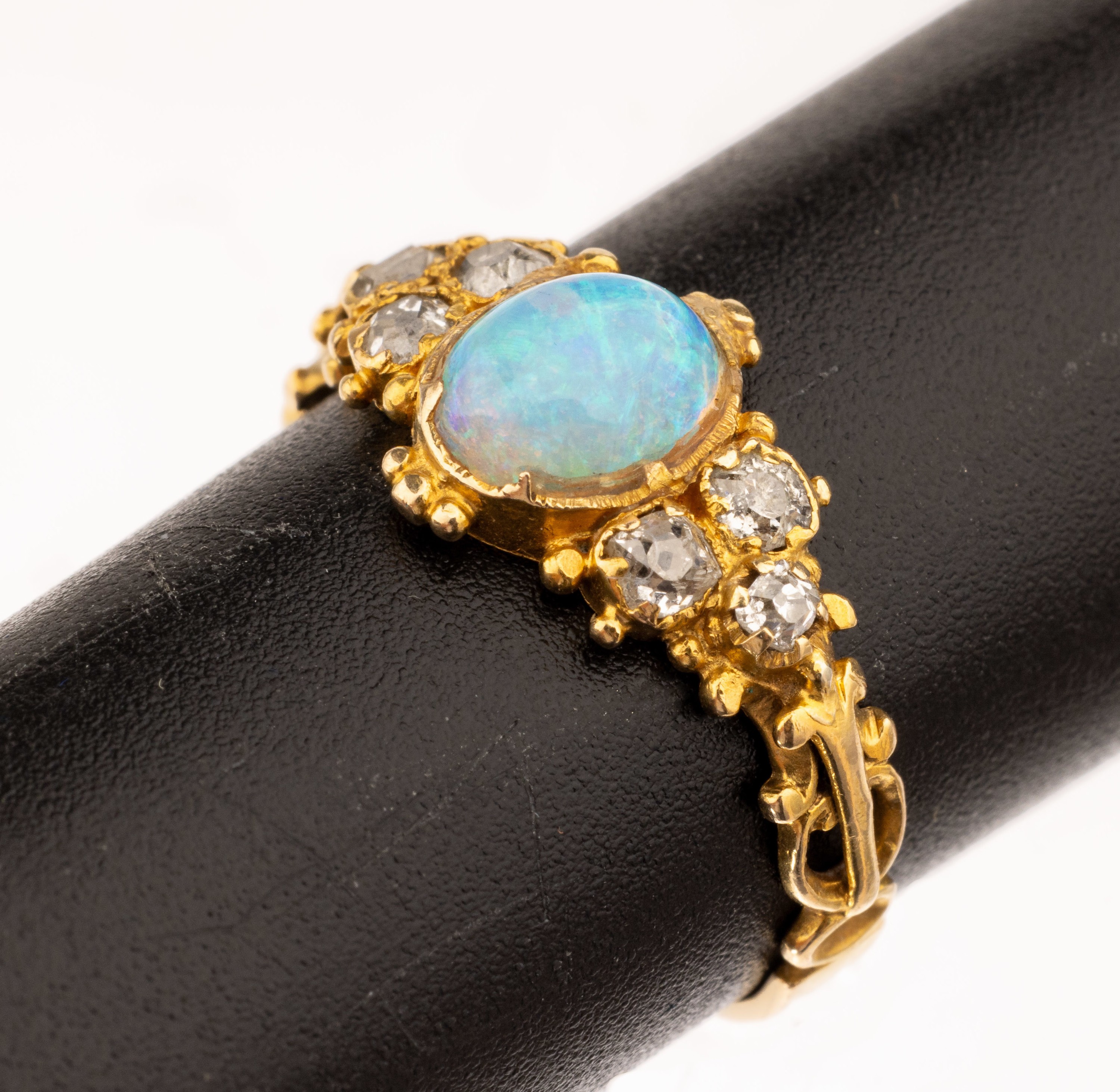 14 kt Gold Opal-Diamant-Ring, um 1870, GG 585/000 gepr., mittig ovaler Opal-Cabochon ca.0.40 ct, 5 Altschliffdiamanten und 1 Baguette (sek.) zus. ...