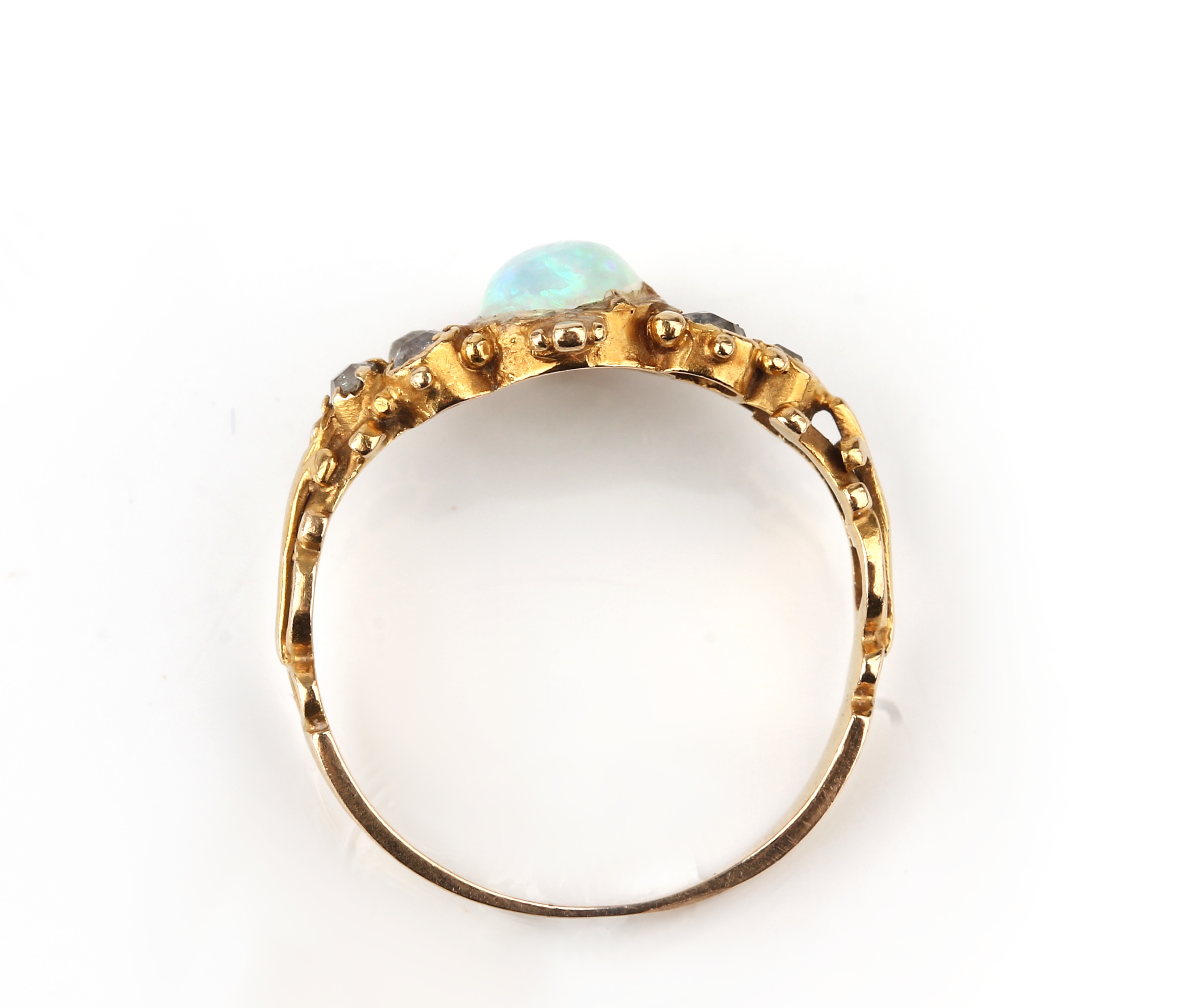 Detail b: 14 kt Gold Opal-Diamant-Ring, um 1870, GG 585/000 gepr., mittig ovaler Opal-Cabochon ca.0.40 ct, 5 Altschliffdiamanten und 1 Baguette (sek.) zus. ...