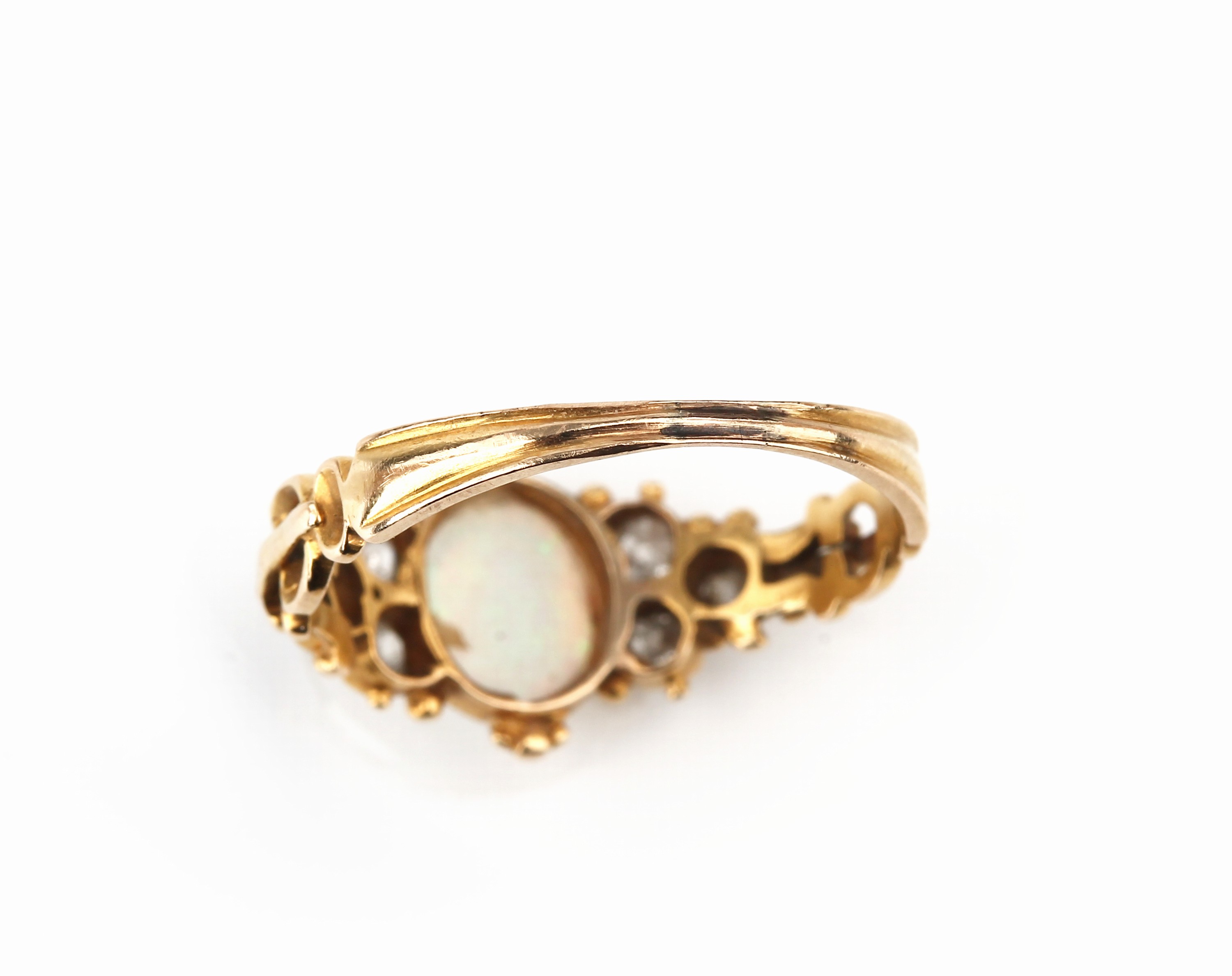 Detail c: 14 kt Gold Opal-Diamant-Ring, um 1870, GG 585/000 gepr., mittig ovaler Opal-Cabochon ca.0.40 ct, 5 Altschliffdiamanten und 1 Baguette (sek.) zus. ...