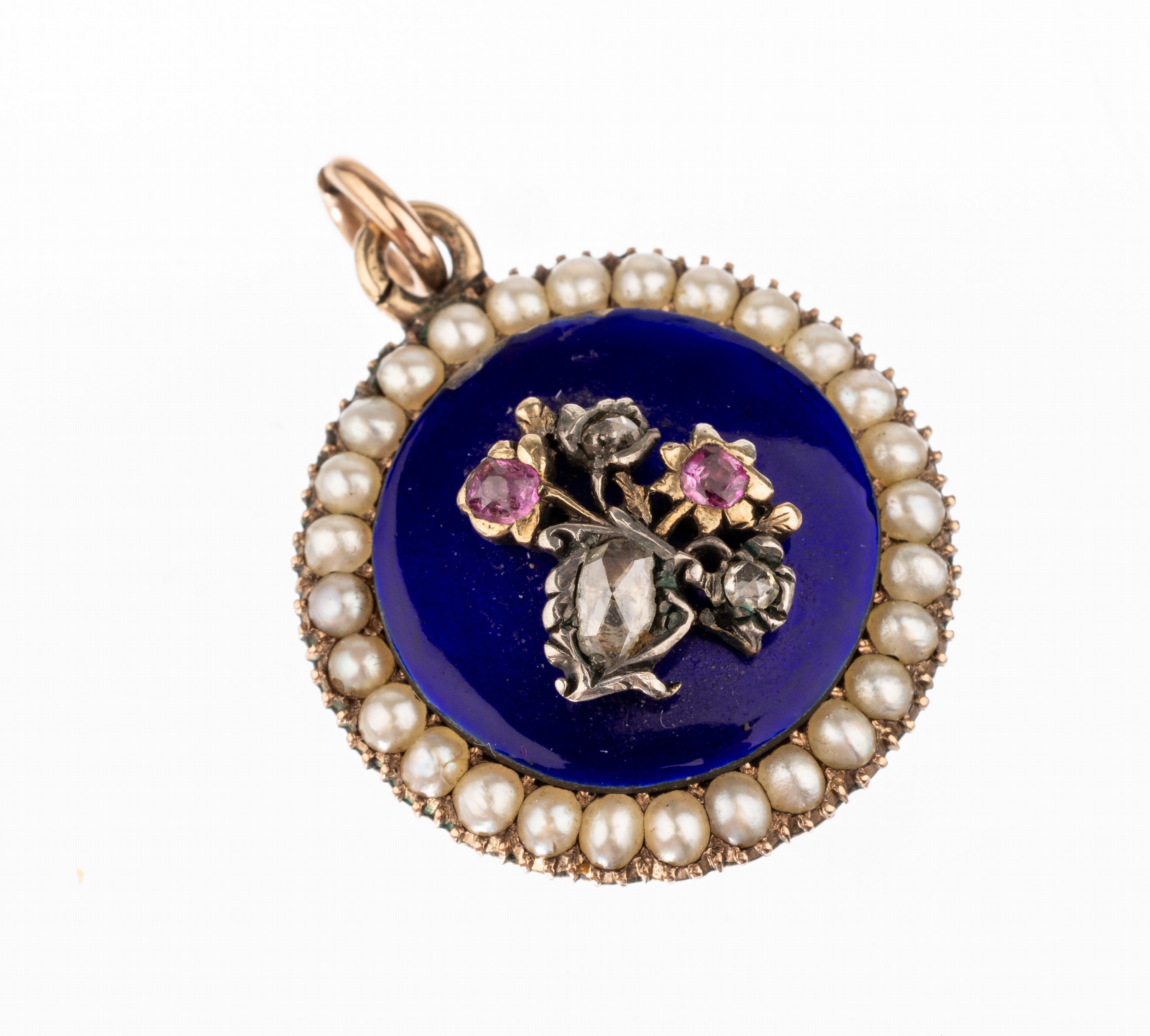14 kt Gold Perl-Diamant-Rubin-Medaillon- um 1890-1900, GG 585/000, mittig blau emailliert, min. besch., aufgelegte Blüte mit 3 Diamantrosen zus. ...