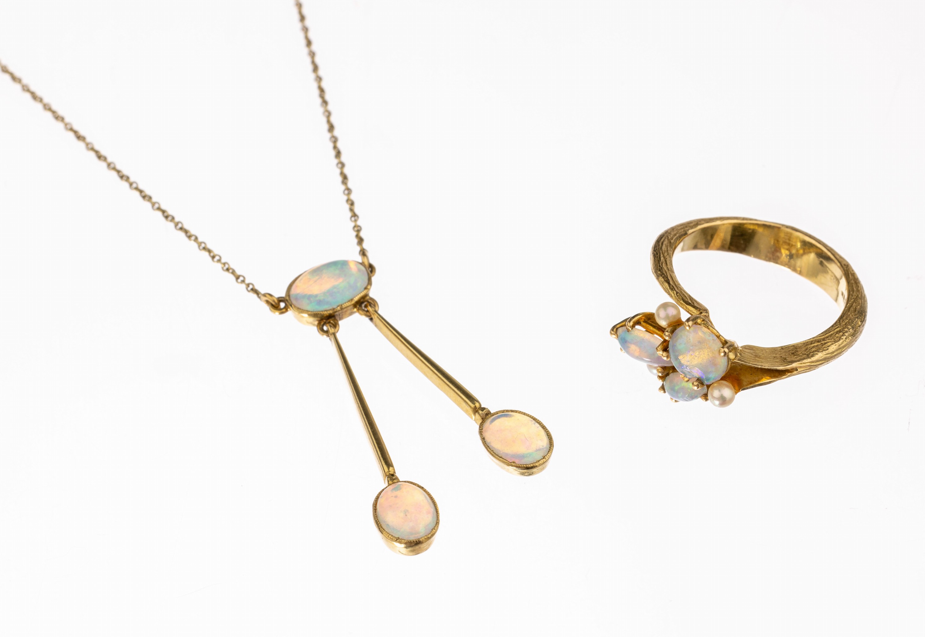 18 kt Gold Opal-Konvolut, GG 750/000, best.aus: Collier, L. ca. 40 cm, Federring- schließe, 3 ovale Opal-Cabochons zus. ca. 1.20ct, und 1 Ring, RW ...