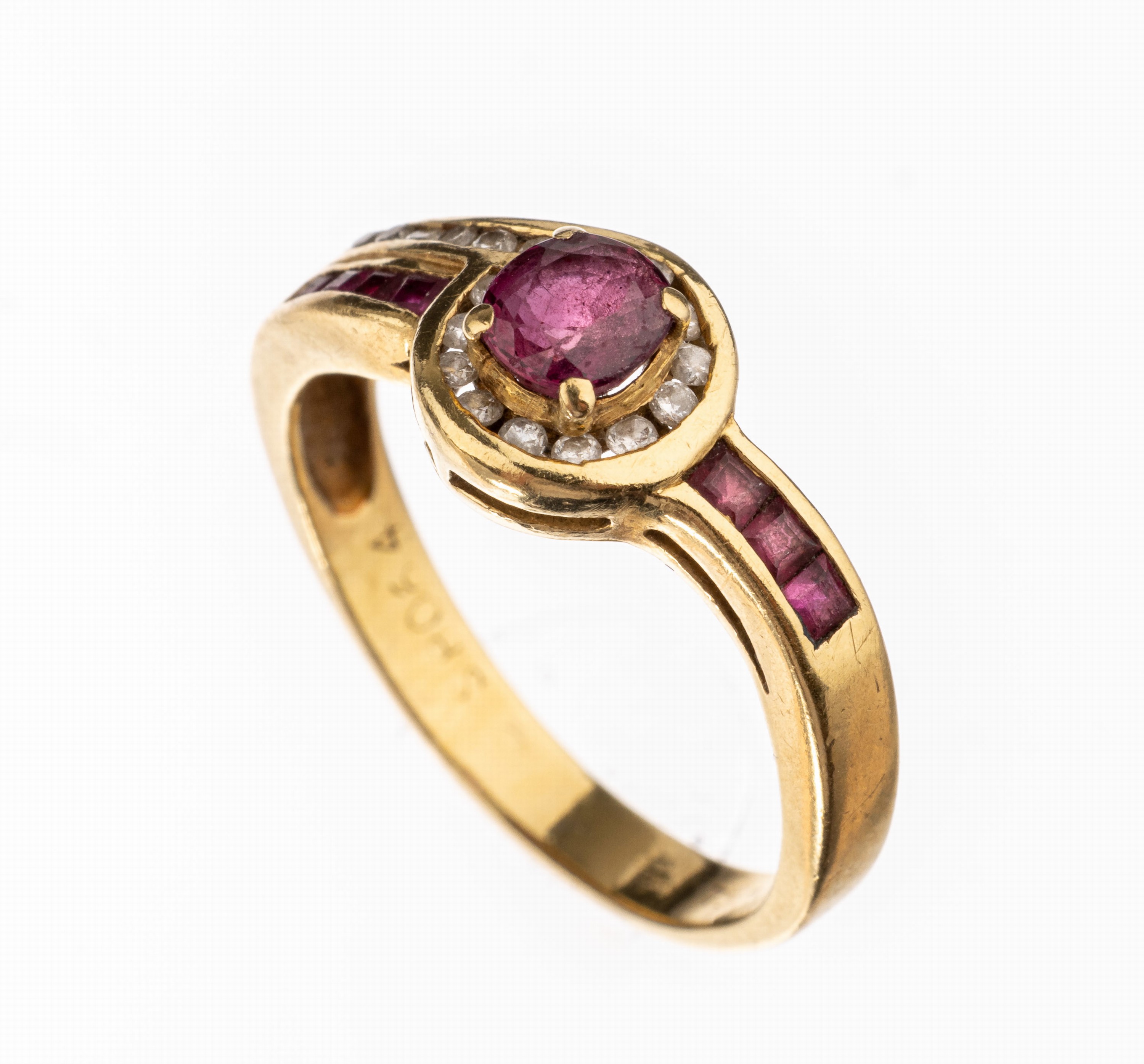 18 kt Gold Rubin-Brillant-Ring, GG 750/000,1 ovalfacett. Rubin und 7 -carrees zus. ca. 0.30 ct, 18 Brillanten zus. ca. 0.09 ct Weiß/p, RW 55, ca. ...