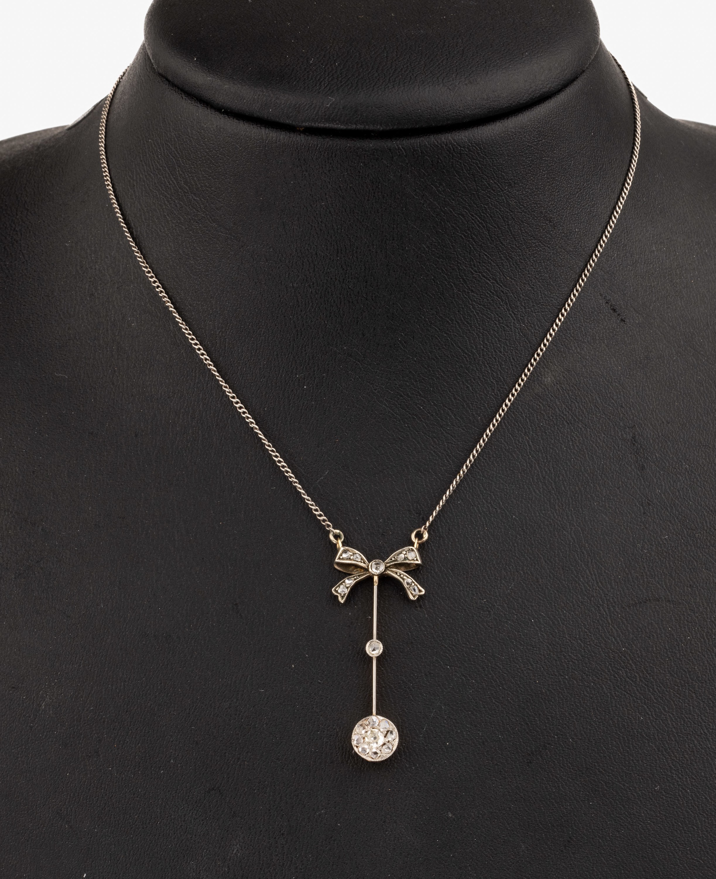 14 kt Gold Diamant-Collier, um 1900, GG 585/000 gepr., schauseitig Platin, Mittelteil mit Schleife und bewegl. Abhängung, 1 Altschliffdiamant und ...