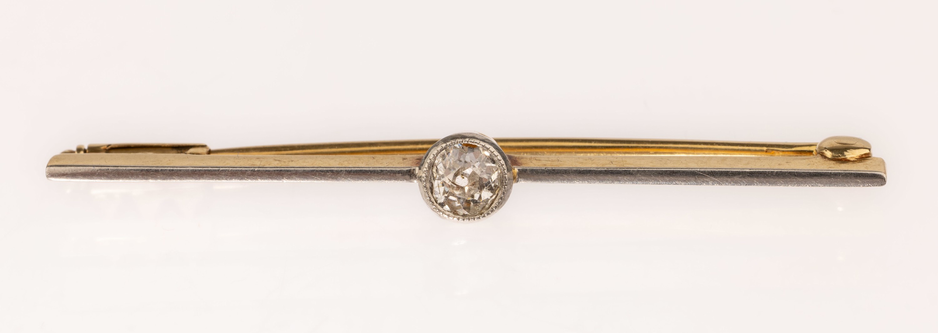 14 kt Gold Diamant-Brosche, GG 585/000 gepr., schauseitig Platin, um 1910, 1 Altschliffdiamant ca. 0.15 ct Weiß/p, L. ca. 4 cm, ca. 2.0 g