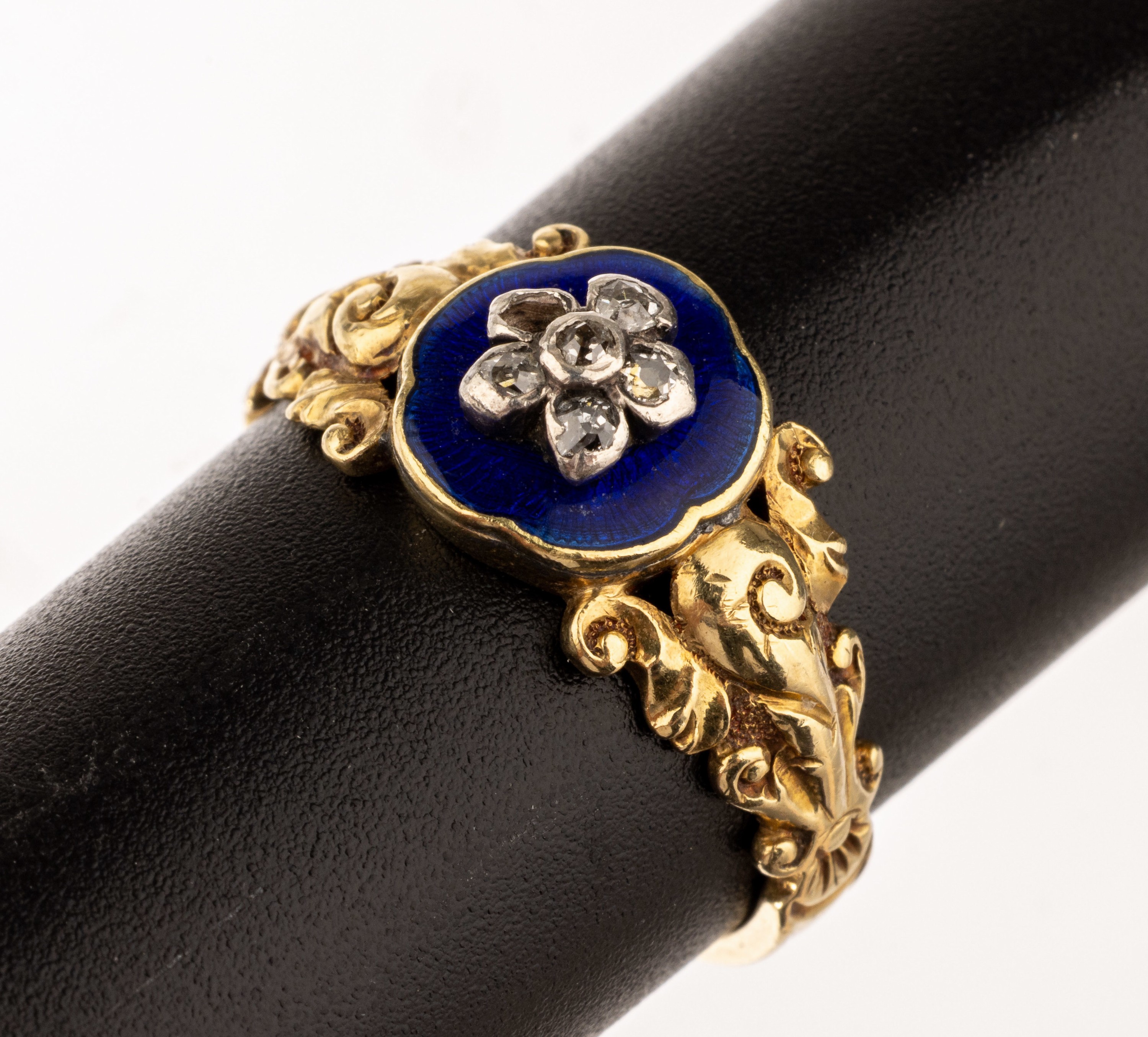18 kt Gold Diamant-Ring mit Email, GG 750/000, England um 1820-40, Ringschultern floral, Ringkopf mit blauem Email, 5 Altschliffdiamanten zus. ca. ...