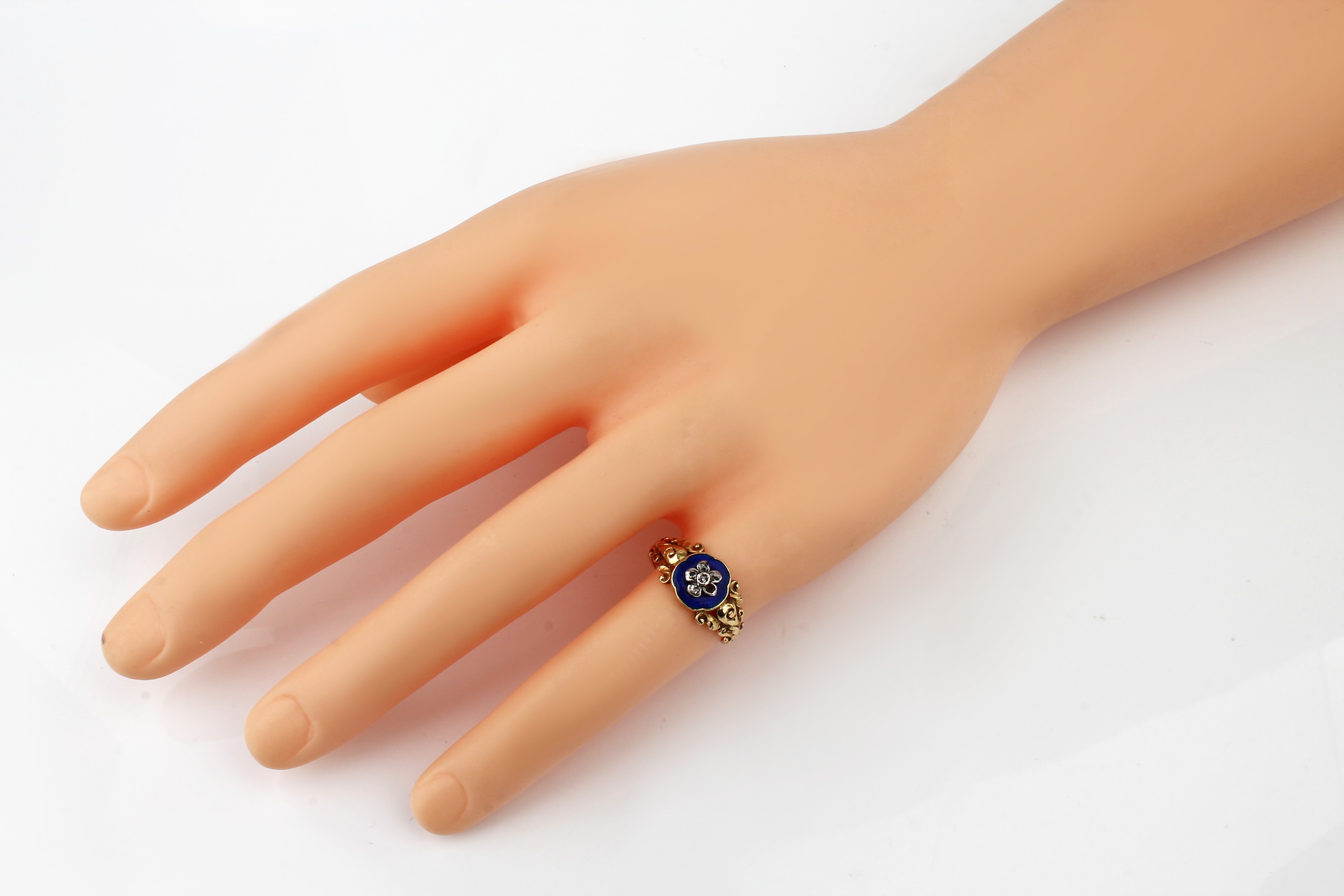 Detail a: 18 kt Gold Diamant-Ring mit Email, GG 750/000, England um 1820-40, Ringschultern floral, Ringkopf mit blauem Email, 5 Altschliffdiamanten zus. ca. ...