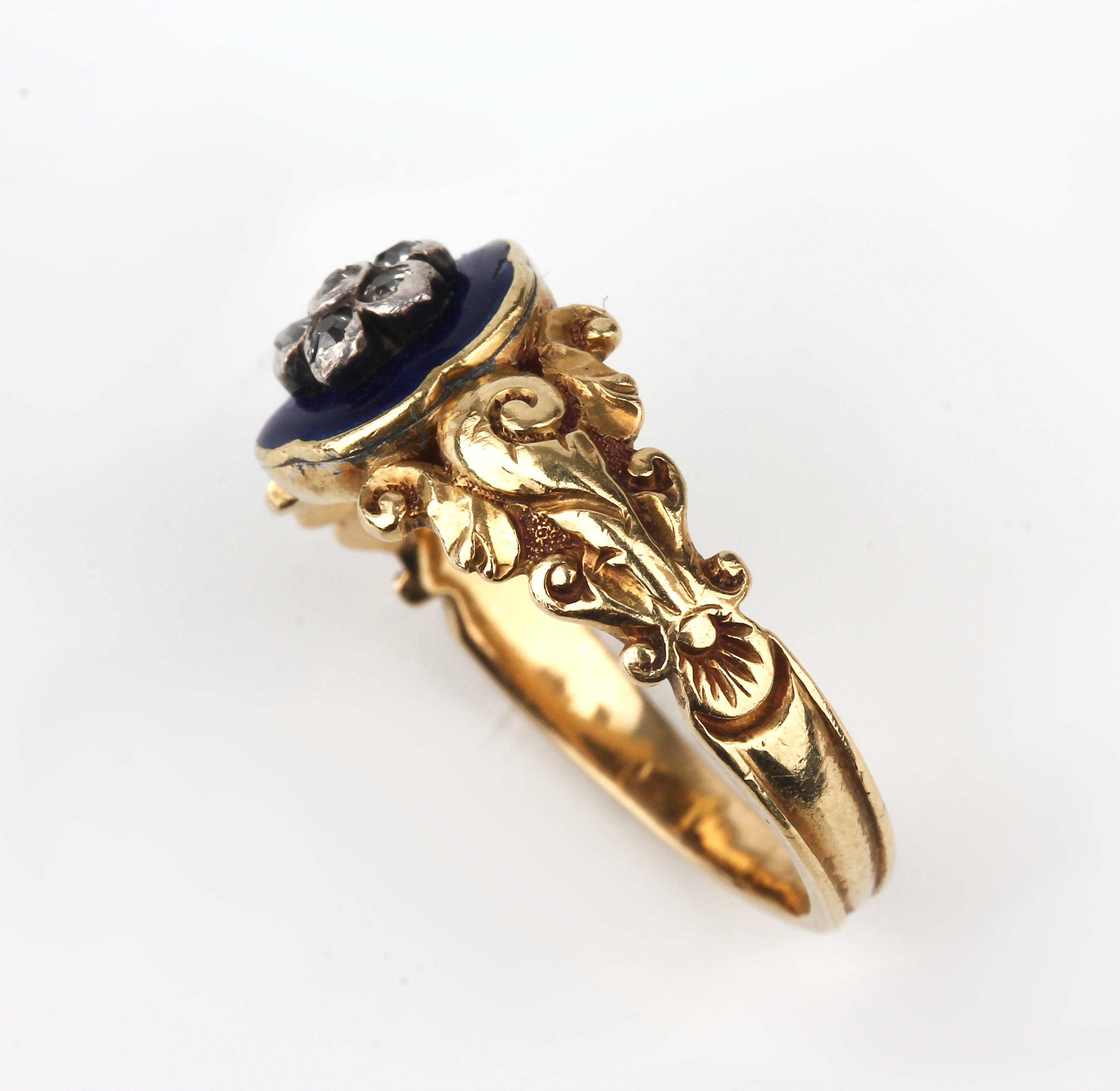 Detail b: 18 kt Gold Diamant-Ring mit Email, GG 750/000, England um 1820-40, Ringschultern floral, Ringkopf mit blauem Email, 5 Altschliffdiamanten zus. ca. ...
