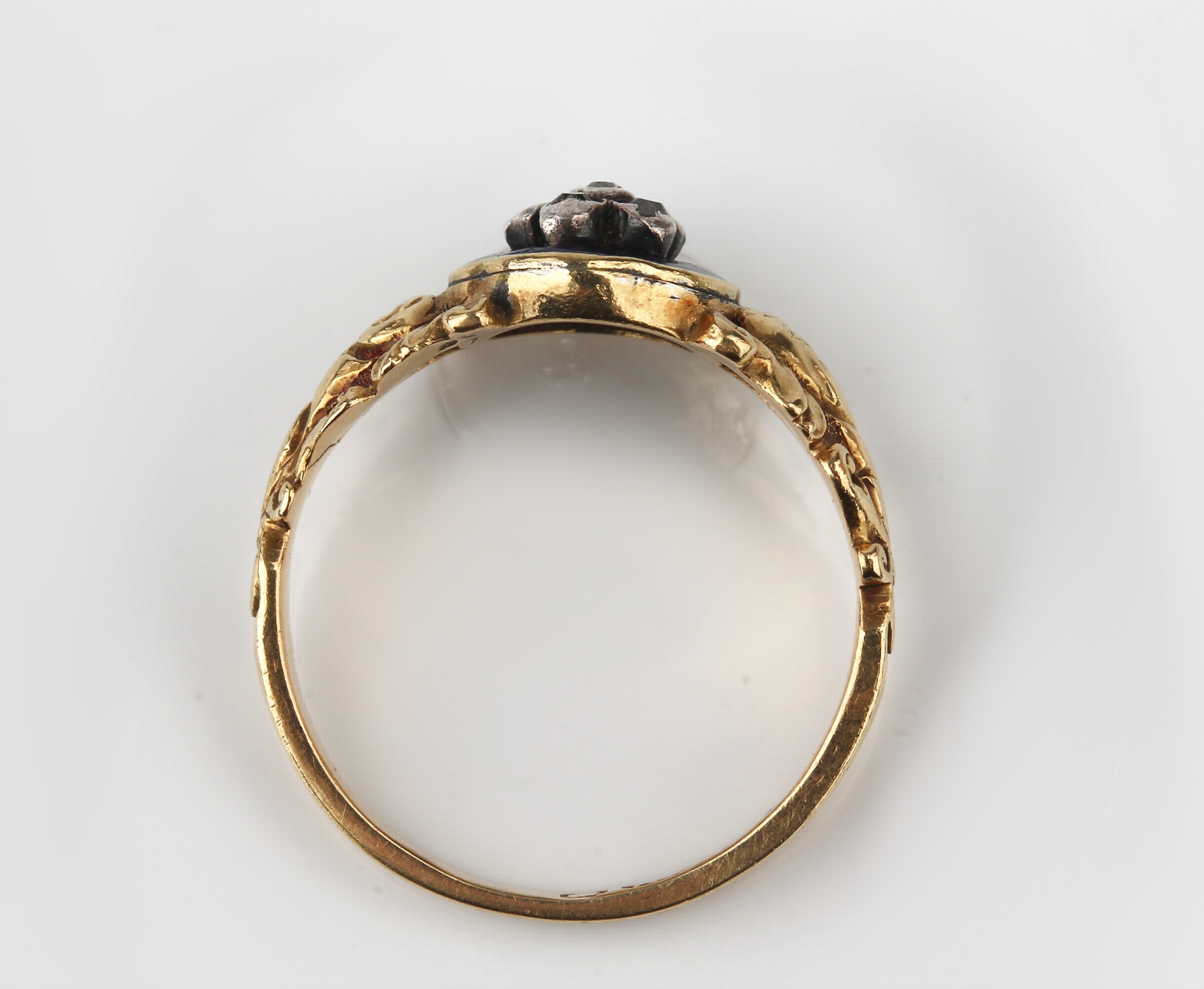 Detail c: 18 kt Gold Diamant-Ring mit Email, GG 750/000, England um 1820-40, Ringschultern floral, Ringkopf mit blauem Email, 5 Altschliffdiamanten zus. ca. ...