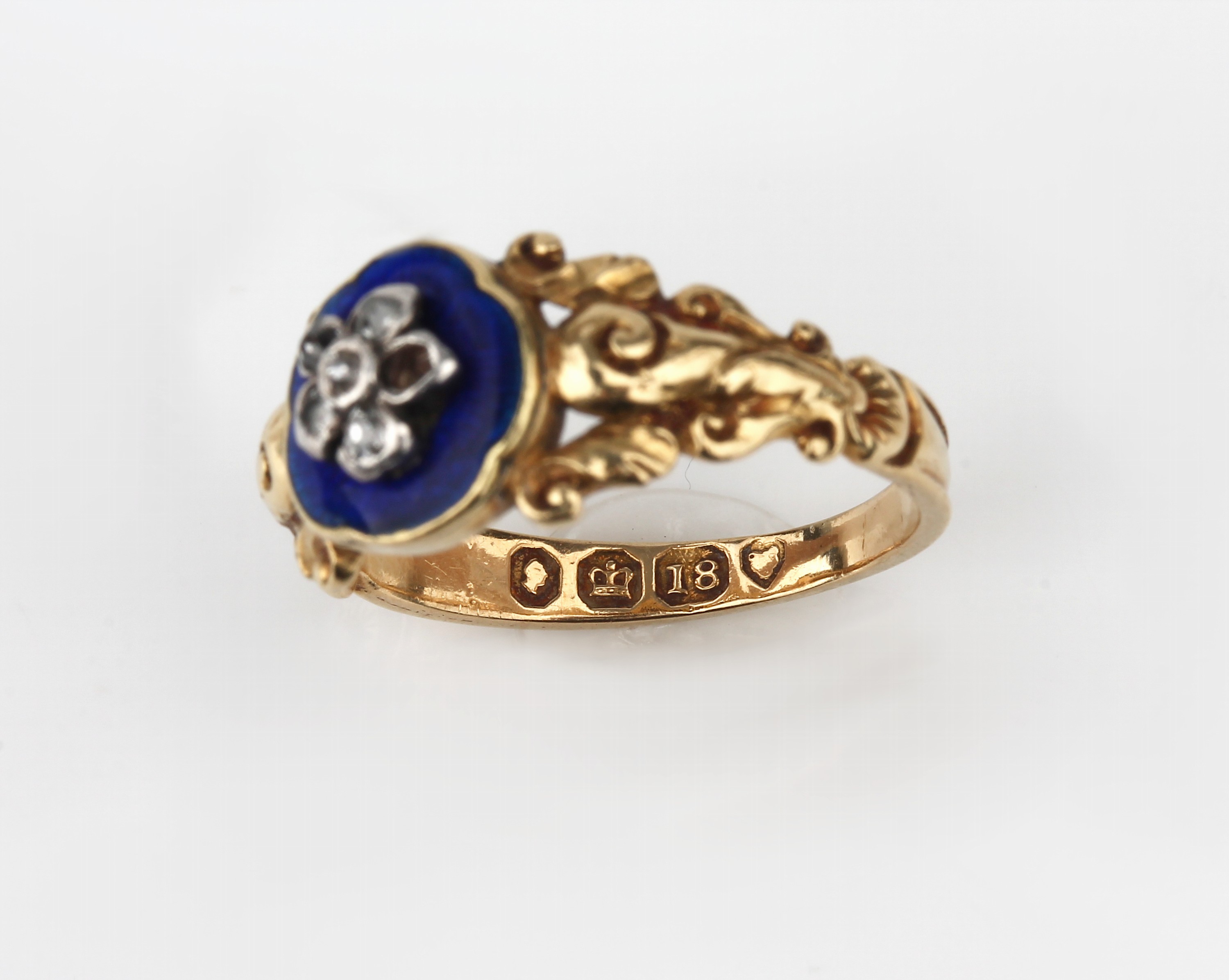 Detail d: 18 kt Gold Diamant-Ring mit Email, GG 750/000, England um 1820-40, Ringschultern floral, Ringkopf mit blauem Email, 5 Altschliffdiamanten zus. ca. ...