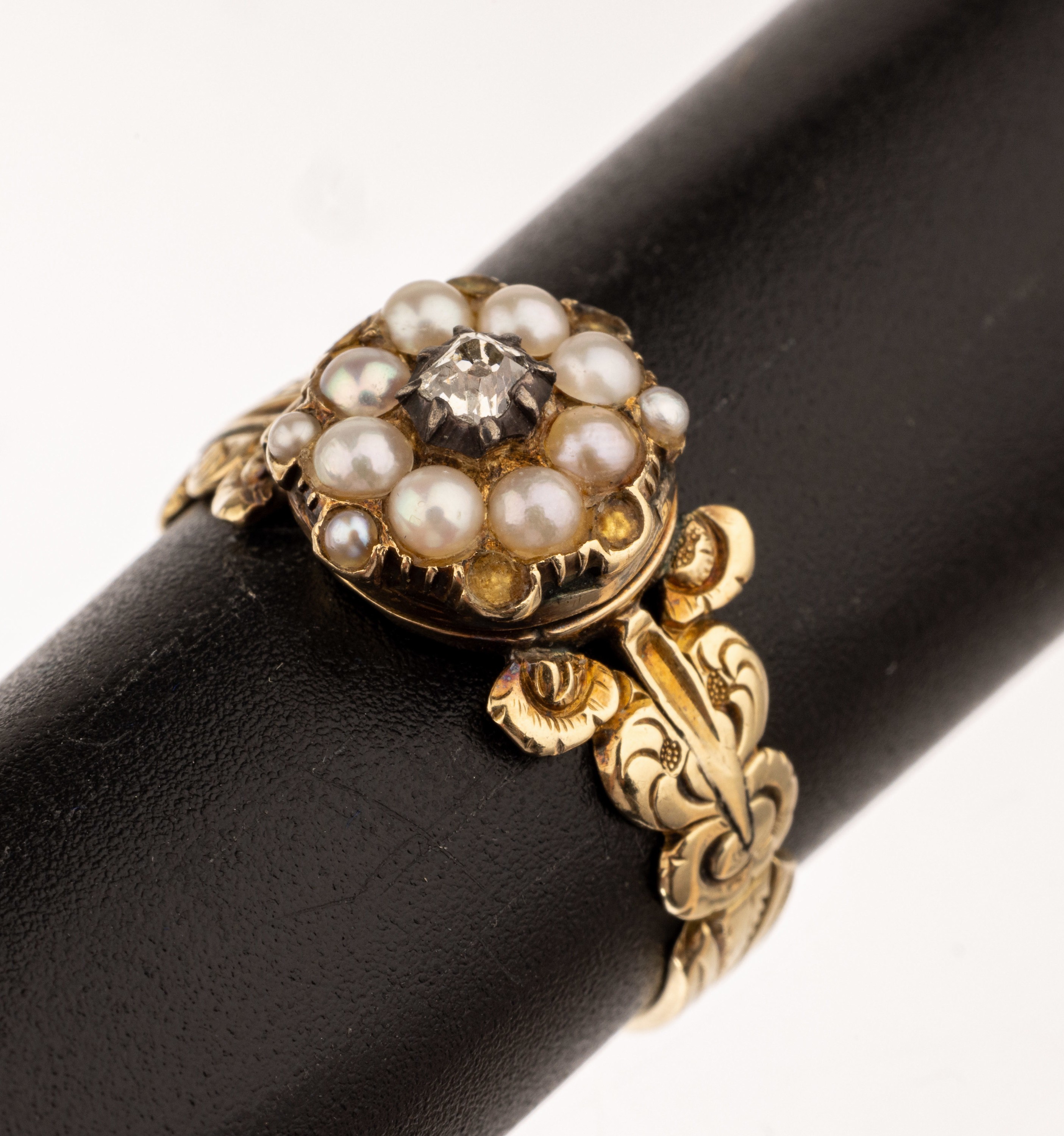 14 kt Gold Diamant-Perl-Ring, um 1830, GG 585/000 gepr., Ringschultern floral, mittig Diamantrose in Silber gefasst ca. 0.05 ct Weiß/p, umgeben ...