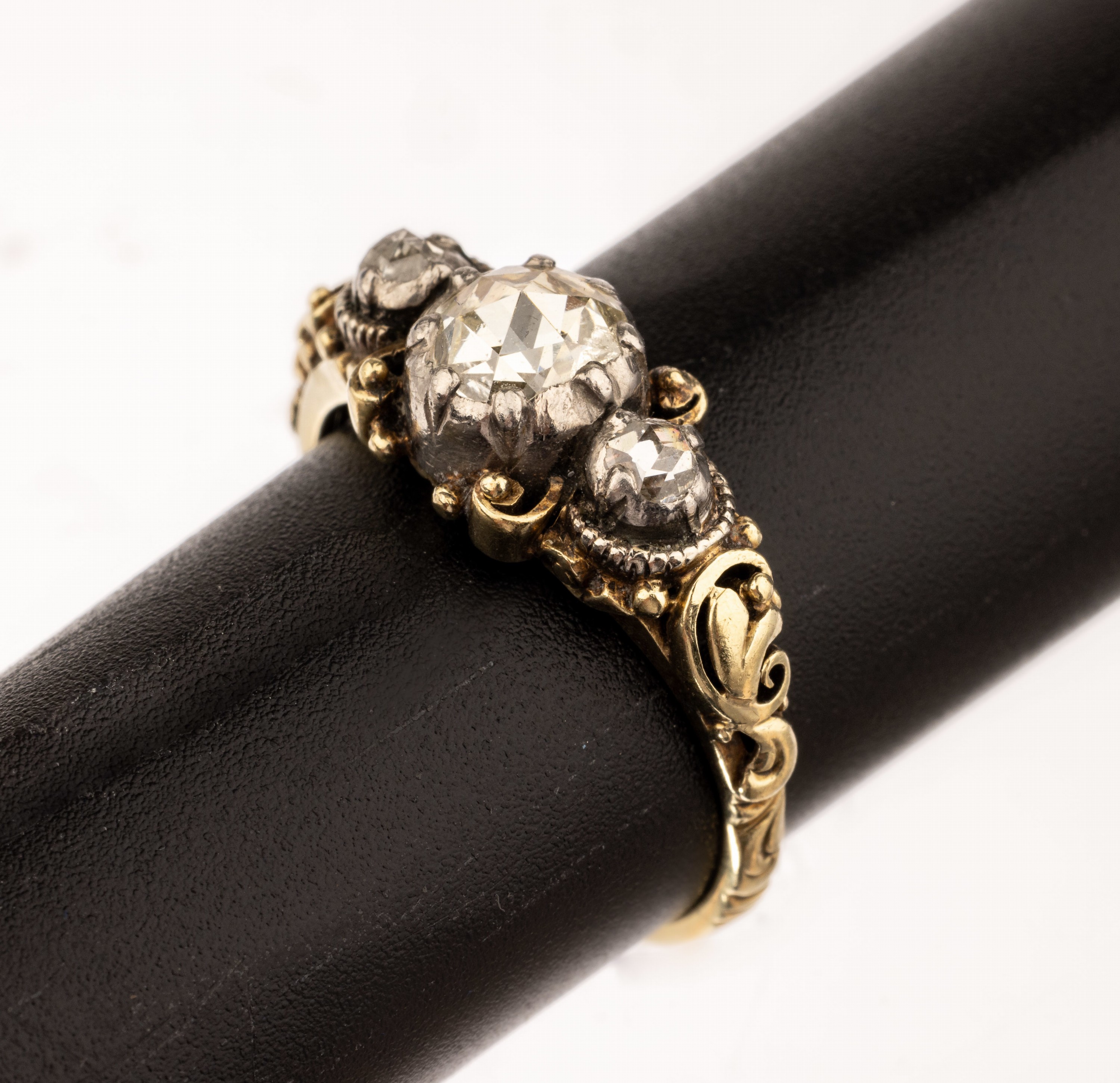 14 kt Gold Diamant-Ring, um 1820/30, GG 585/000, Ringschultern floral, 3 in Silber gefasste Diamantrosen zus. ca. 0.50 ct, RW 58, ca. 3.9 g, ...
