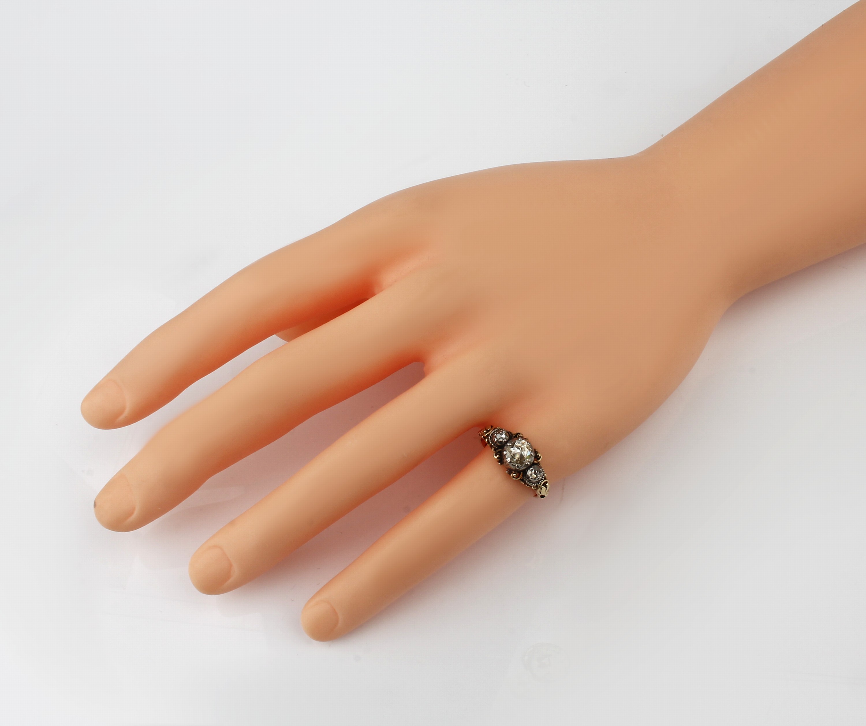 Detail a: 14 kt Gold Diamant-Ring, um 1820/30, GG 585/000, Ringschultern floral, 3 in Silber gefasste Diamantrosen zus. ca. 0.50 ct, RW 58, ca. 3.9 g, ...