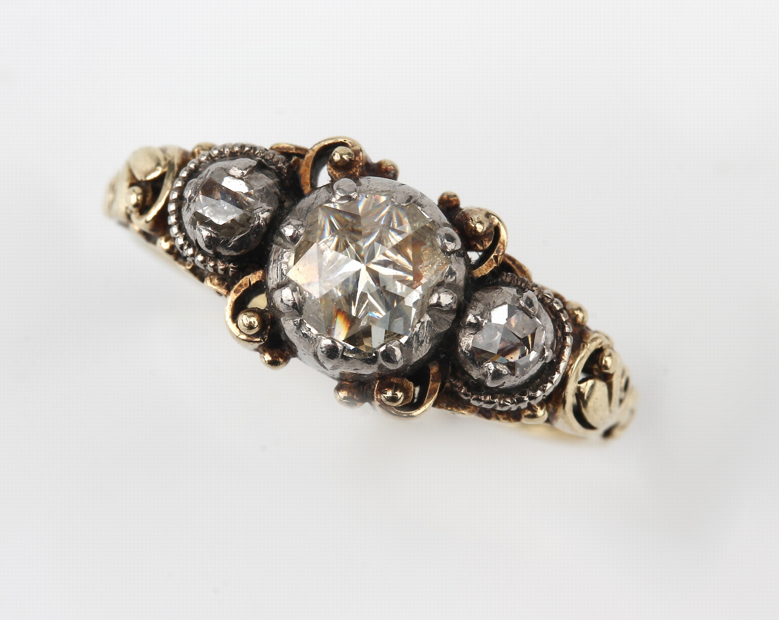 Detail b: 14 kt Gold Diamant-Ring, um 1820/30, GG 585/000, Ringschultern floral, 3 in Silber gefasste Diamantrosen zus. ca. 0.50 ct, RW 58, ca. 3.9 g, ...