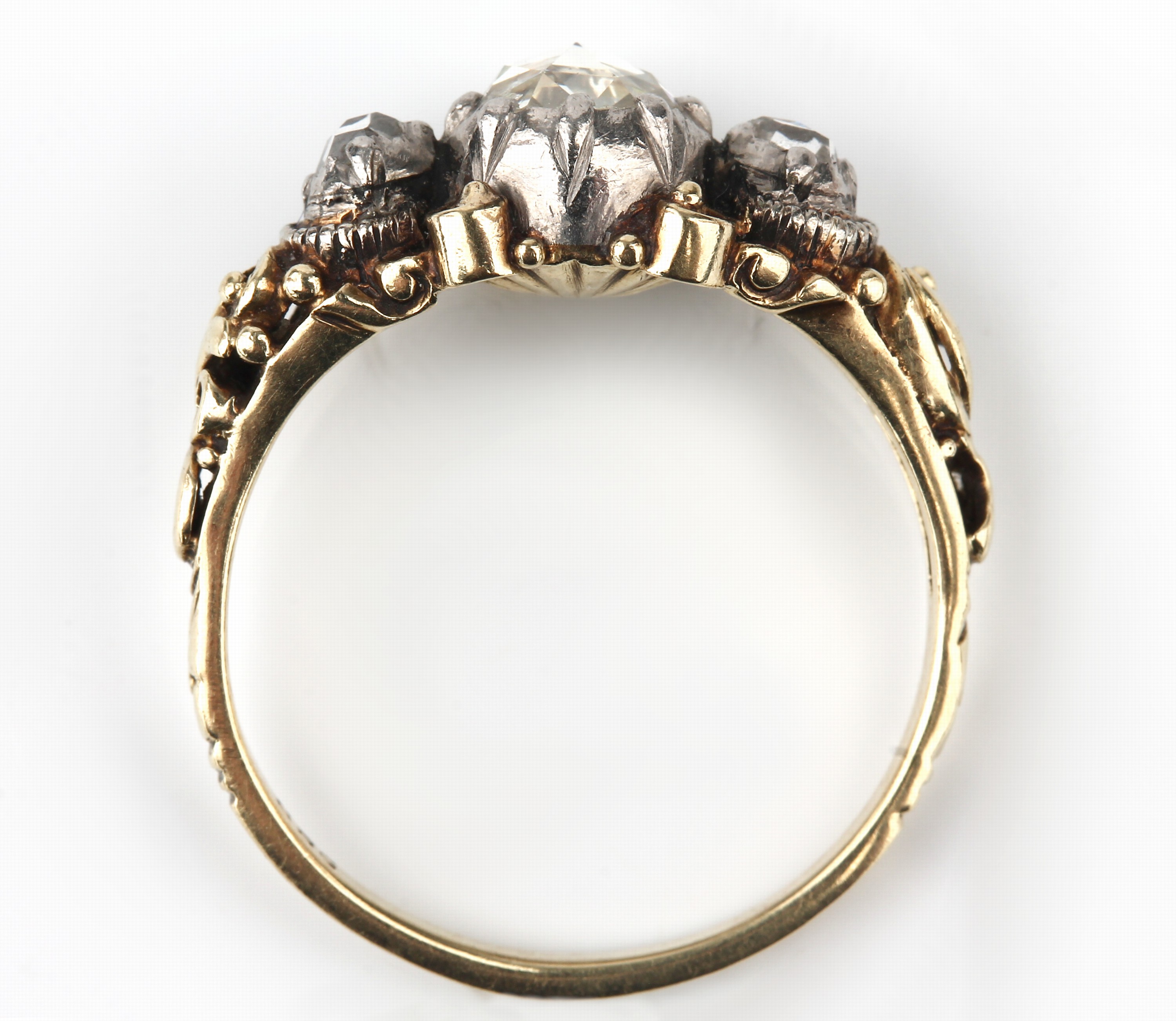 Detail c: 14 kt Gold Diamant-Ring, um 1820/30, GG 585/000, Ringschultern floral, 3 in Silber gefasste Diamantrosen zus. ca. 0.50 ct, RW 58, ca. 3.9 g, ...