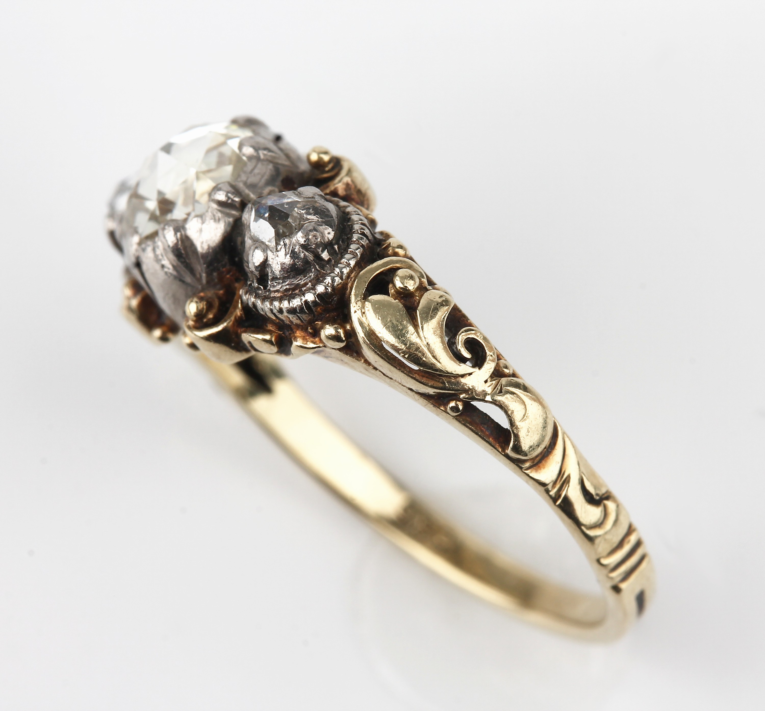 Detail d: 14 kt Gold Diamant-Ring, um 1820/30, GG 585/000, Ringschultern floral, 3 in Silber gefasste Diamantrosen zus. ca. 0.50 ct, RW 58, ca. 3.9 g, ...