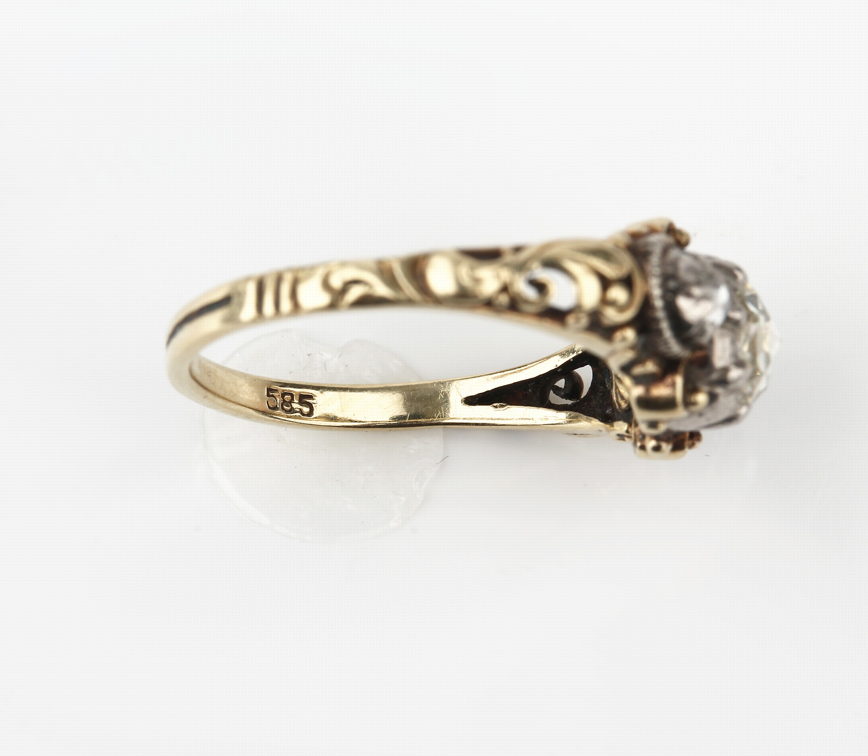 Detail e: 14 kt Gold Diamant-Ring, um 1820/30, GG 585/000, Ringschultern floral, 3 in Silber gefasste Diamantrosen zus. ca. 0.50 ct, RW 58, ca. 3.9 g, ...