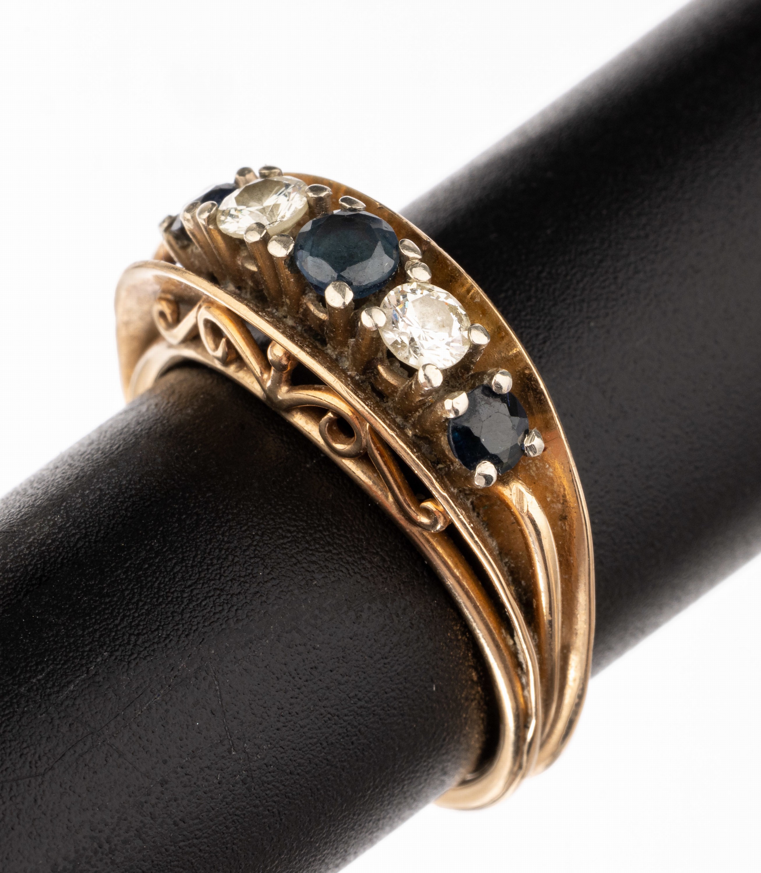 14 kt Gold Saphir-Brillant-Ring, 1950er Jahre, GG 585/000 gepr., Handarbeit, 3 rundfacett.Saphire zus. ca. 0.18 ct, 2 Brillanten zus. ca. 0.30 ct ...