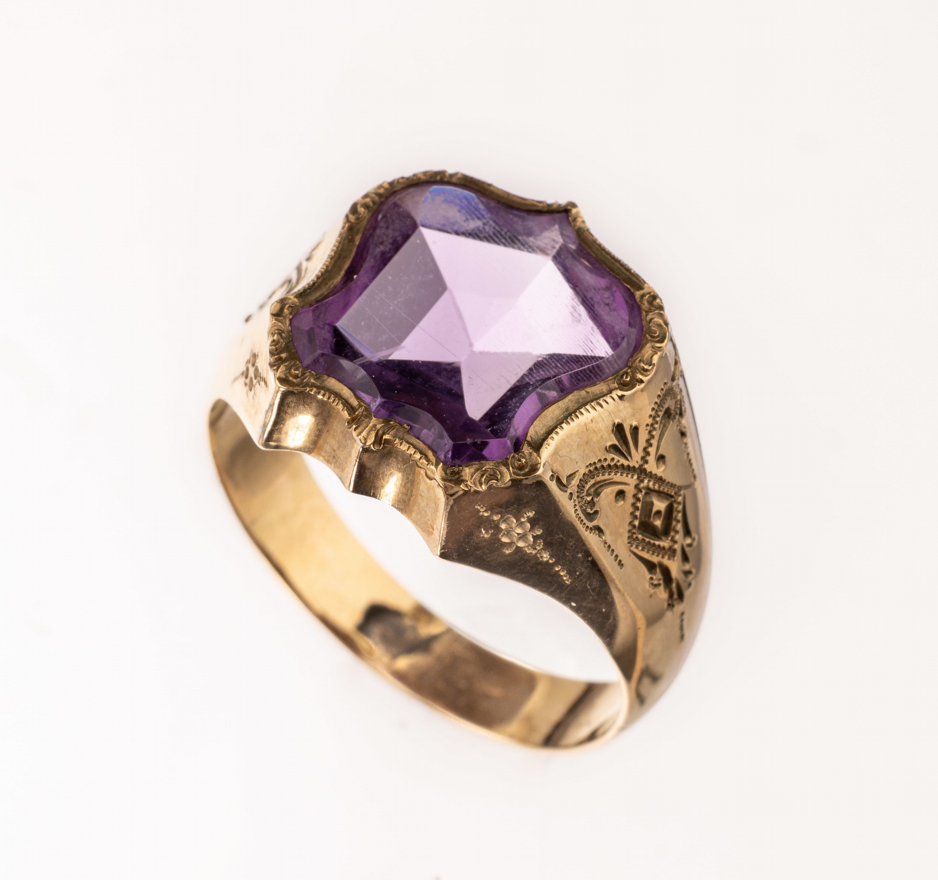 8 kt Gold Amethyst-Siegelring, um 1910, GG 333/000 gepr., Ringkopf mit wappenförmigem Amethyst ca. 4.50 ct, Ringschultern floral punziert, RW 65, ...