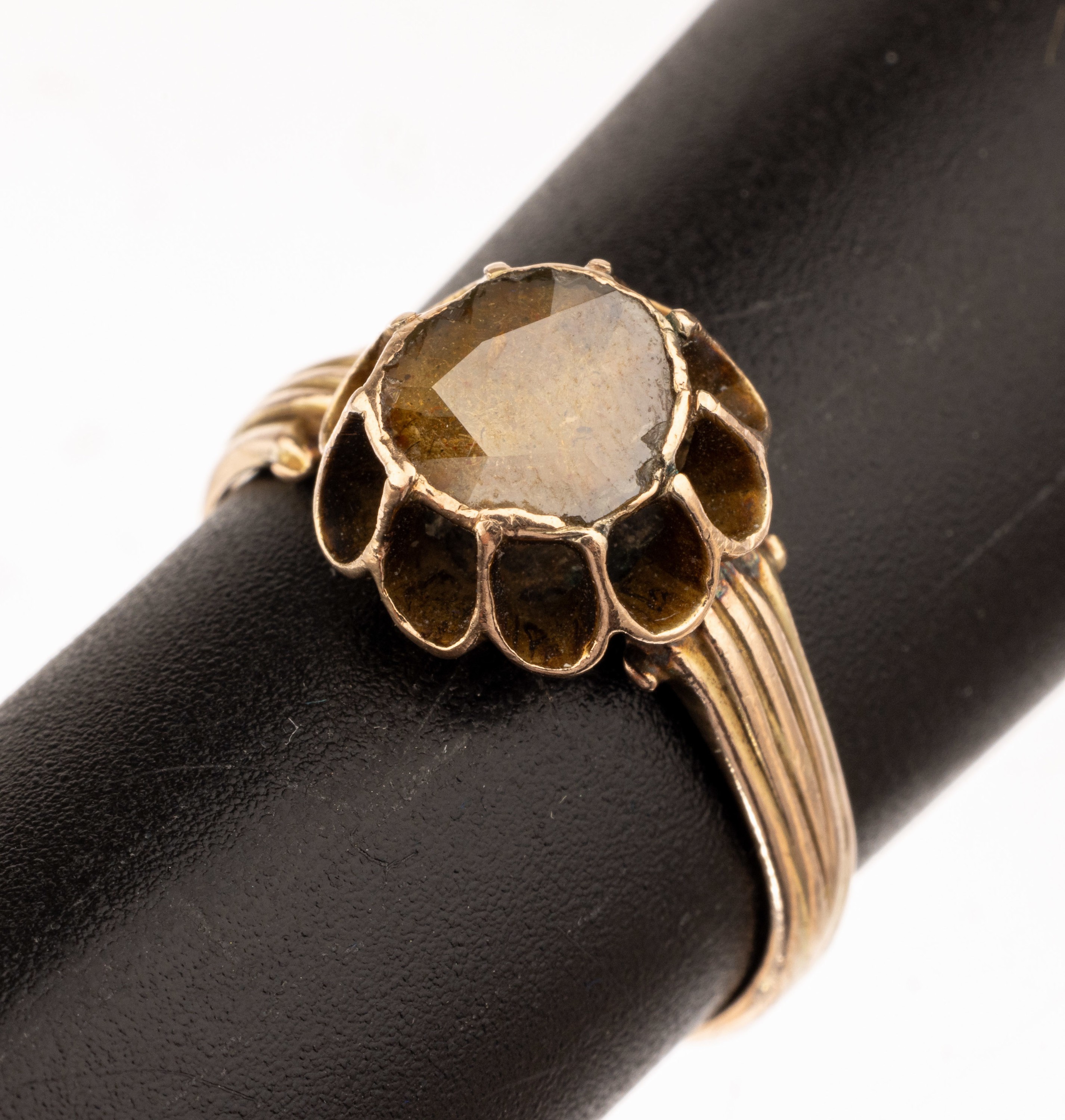 8 kt Gold Diamant-Ring, um 1820, GG 333/000gepr., Ringkopf mit Diamantrose ca. 0.40 ct, Fassung verbödet, Ringschiene unsachgemäß angesetzt, ...