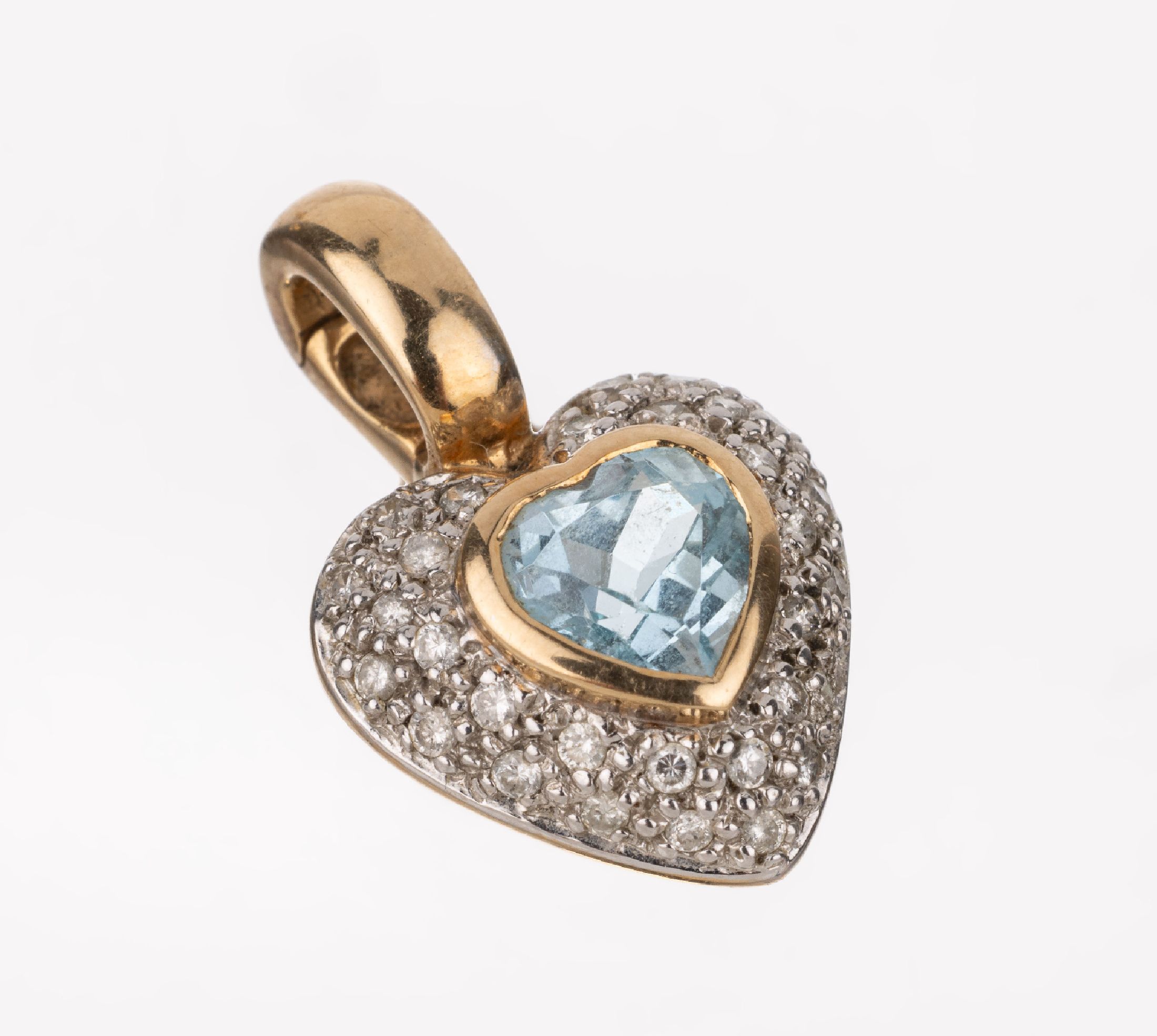 14 kt Gold Blautopas-Brillant-Herzanhänger, GG/WG 585/000, facett. Blautopas-Herz ca. 0.60ct (beh.), Brillanten zus. ca. 0.50 ct Weiß/ si, ca. 3.6 ...