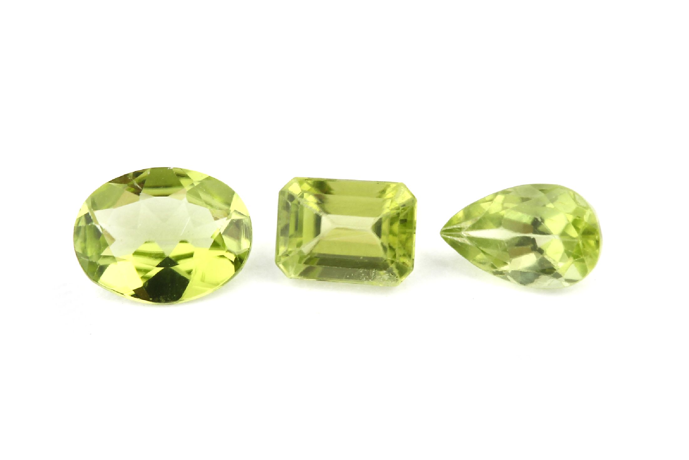 Lot 18 lose Peridots, ca. 22.10 ct, versch.Schliffformen und Größen