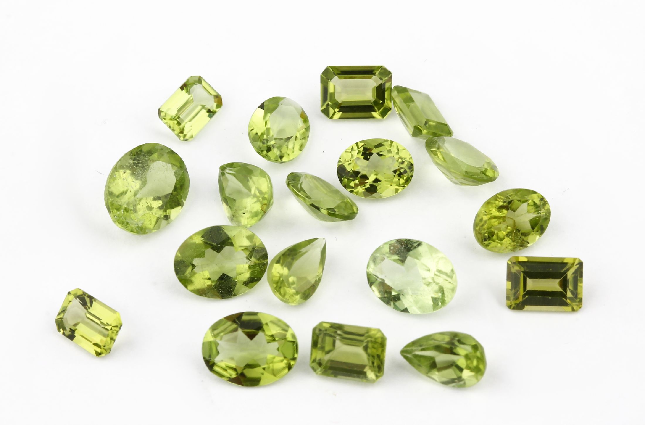 Detail a: Lot 18 lose Peridots, ca. 22.10 ct, versch.Schliffformen und Größen