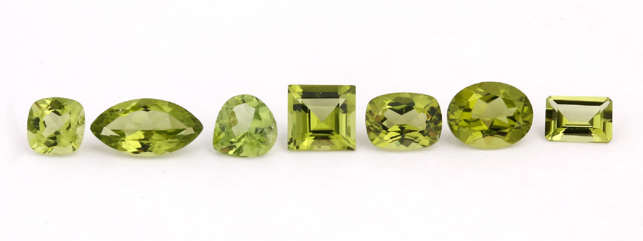 Lot 7 Peridots-Pärchen, 14 Peridots in versch. Schliffformen und Größen zus. ca. 22 ct