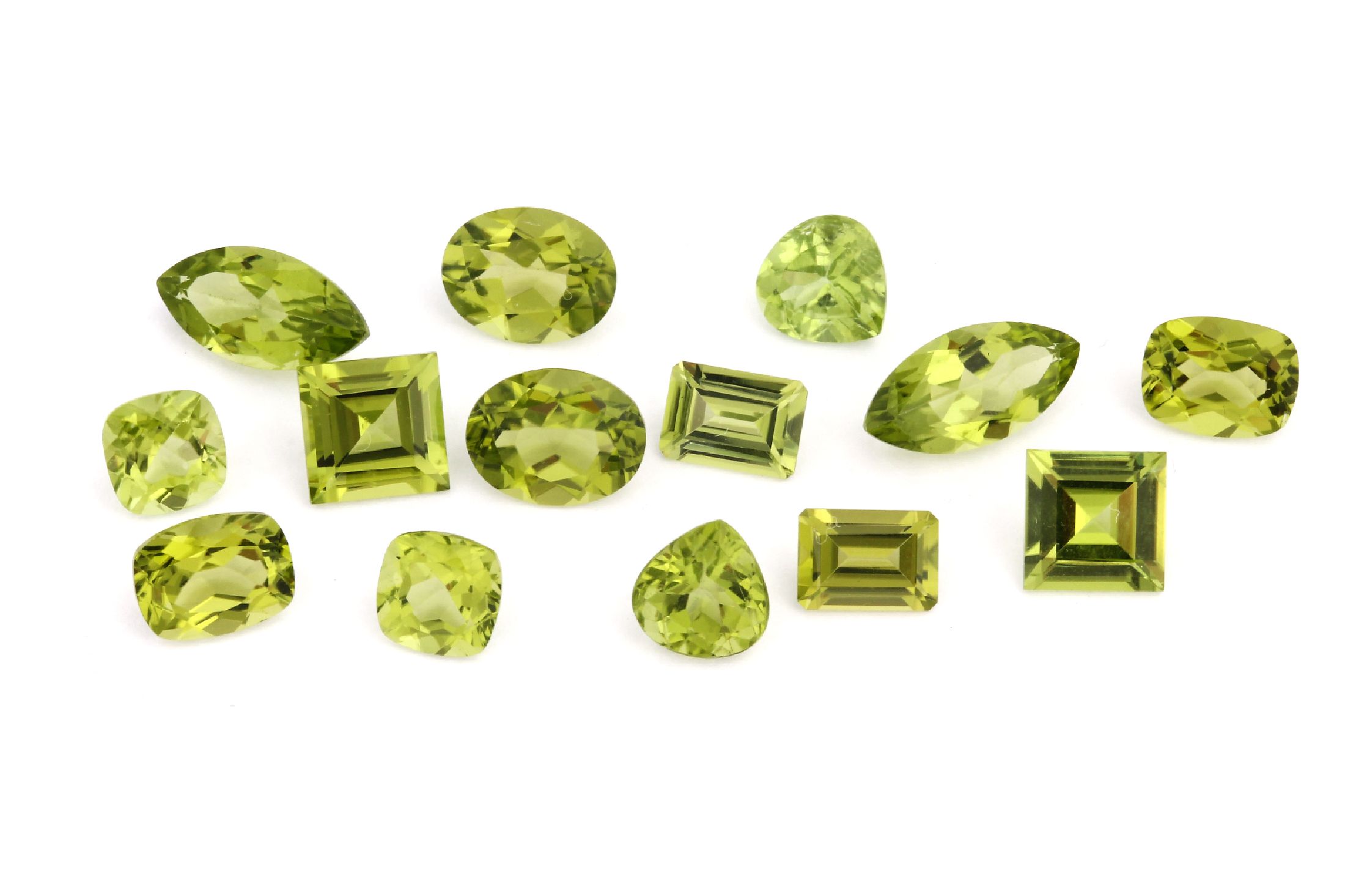Detail a: Lot 7 Peridots-Pärchen, 14 Peridots in versch. Schliffformen und Größen zus. ca. 22 ct