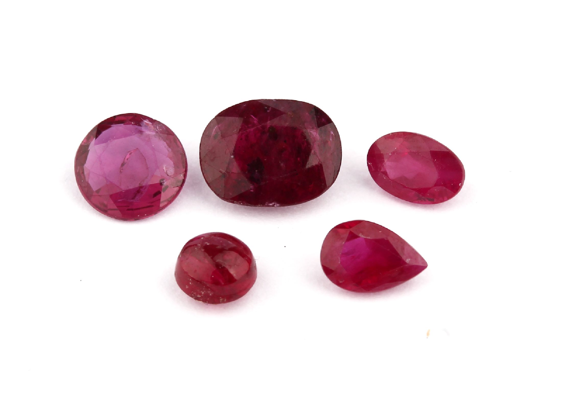 Lot 5 lose Rubine zus. ca. 4.52 ct, 1 x ca. 0.92 ct, rundfacett., pinkish red, ca. 6.58 x 6.55 x 2.37 mm, no indication of heating/treatment; 1 x ...