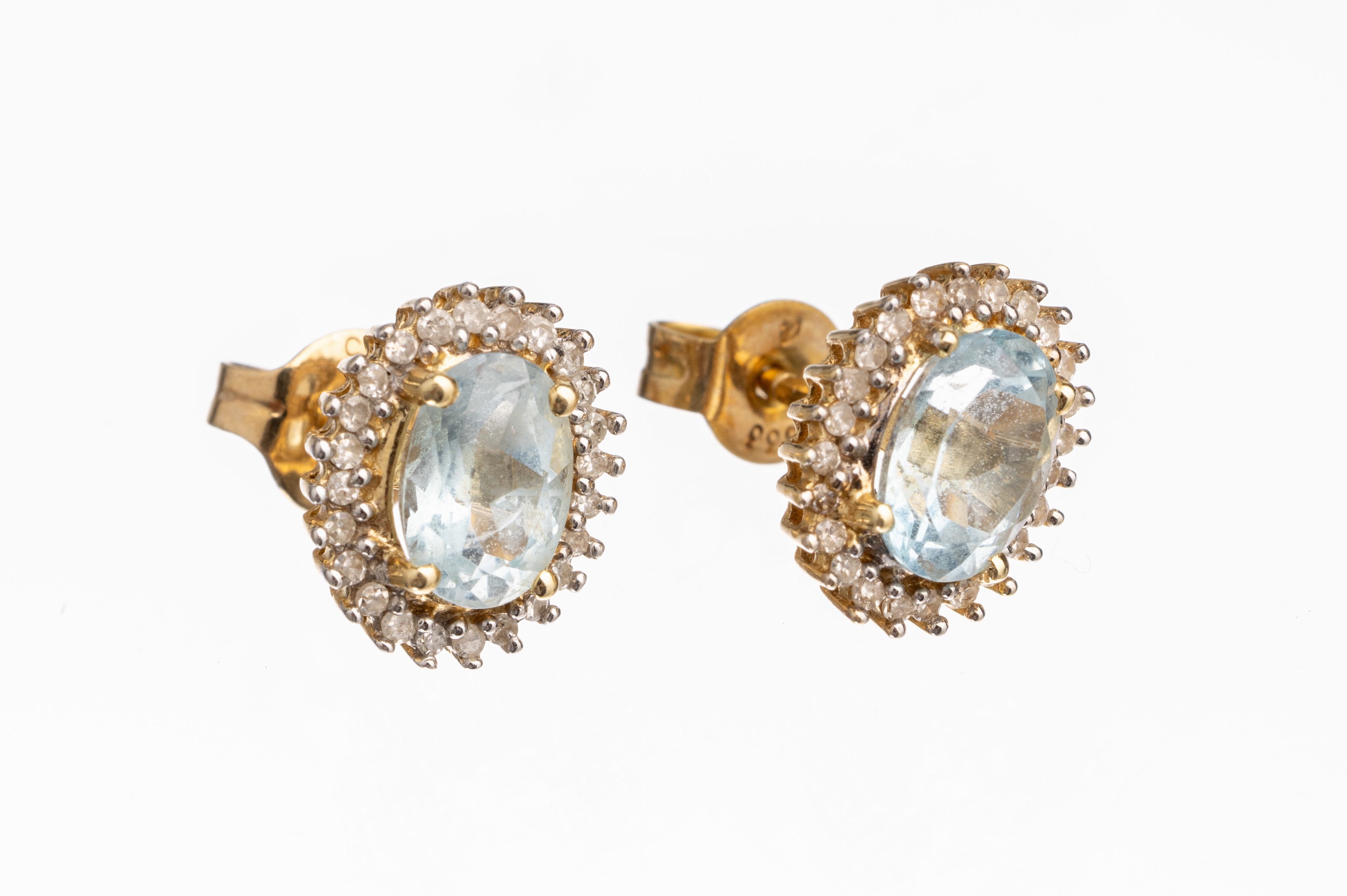 Paar 14 kt Gold Aquamarin-Diamant-Ohrstecker, GG/WG 585/000, 2 ovalfacett. Aquamarine zus. ca. 1.20 ct, umrahmt von Diamanten zus. ca. 0.30 ct ...