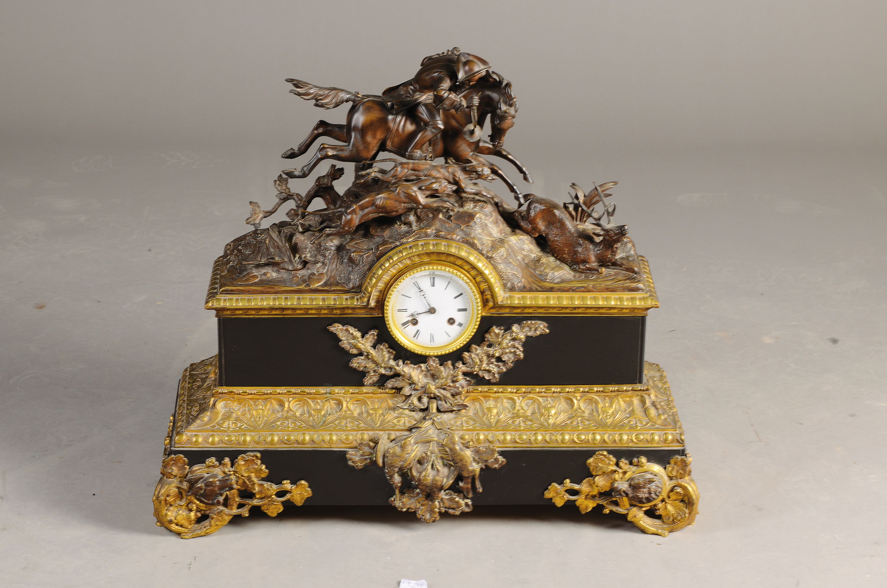 Sehr große Kaminuhr, Frankreich Ende 19.Jh., Jagdszenerie, schwarzes Steingehäuse mit Bronzeapplikation, opulenter bekrönender Aufsatz mit Szene ...