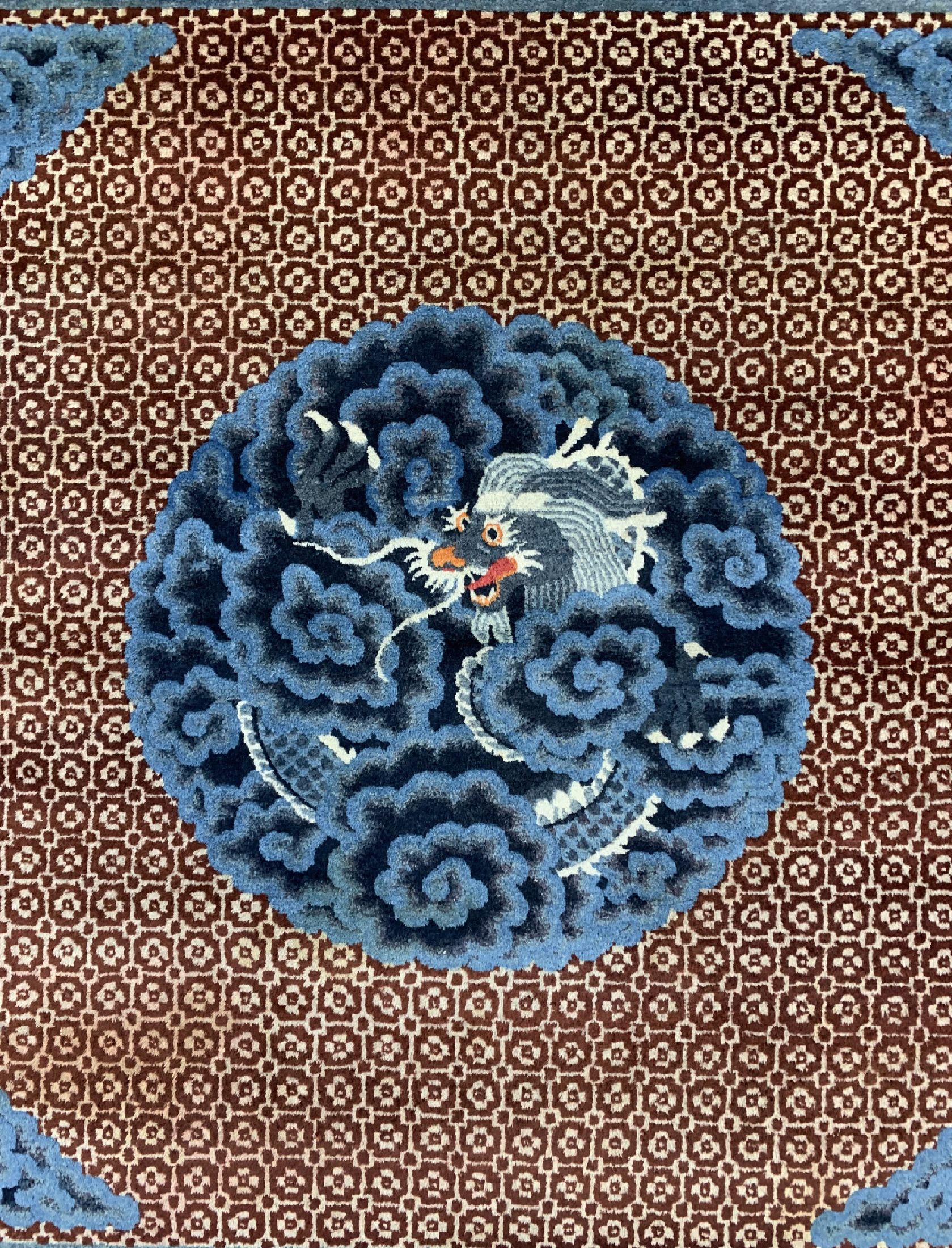 Detail b: Antiker"Drachen-Teppich", China, um 1900, Wolle auf Baumwolle, ca. 180 x 250 cm, EHZ: 1-2