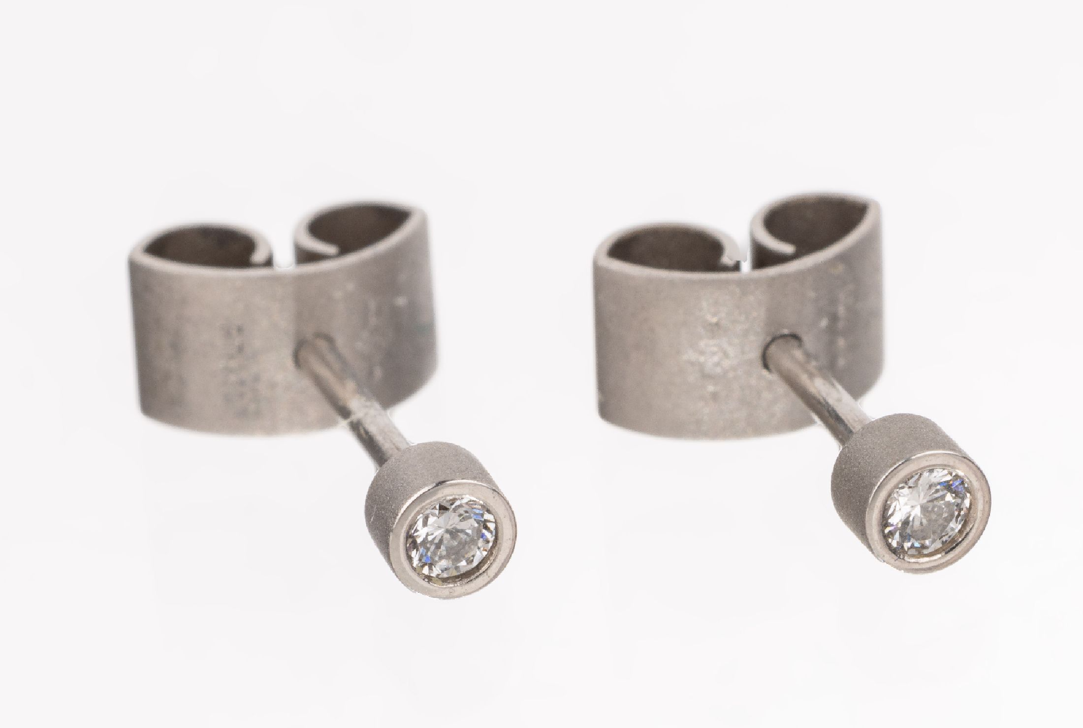 Paar Platin Brillant-Ohrstecker, Pt gepr., 2 Brillanten zus. ca. 0.10 ct Weiß/si