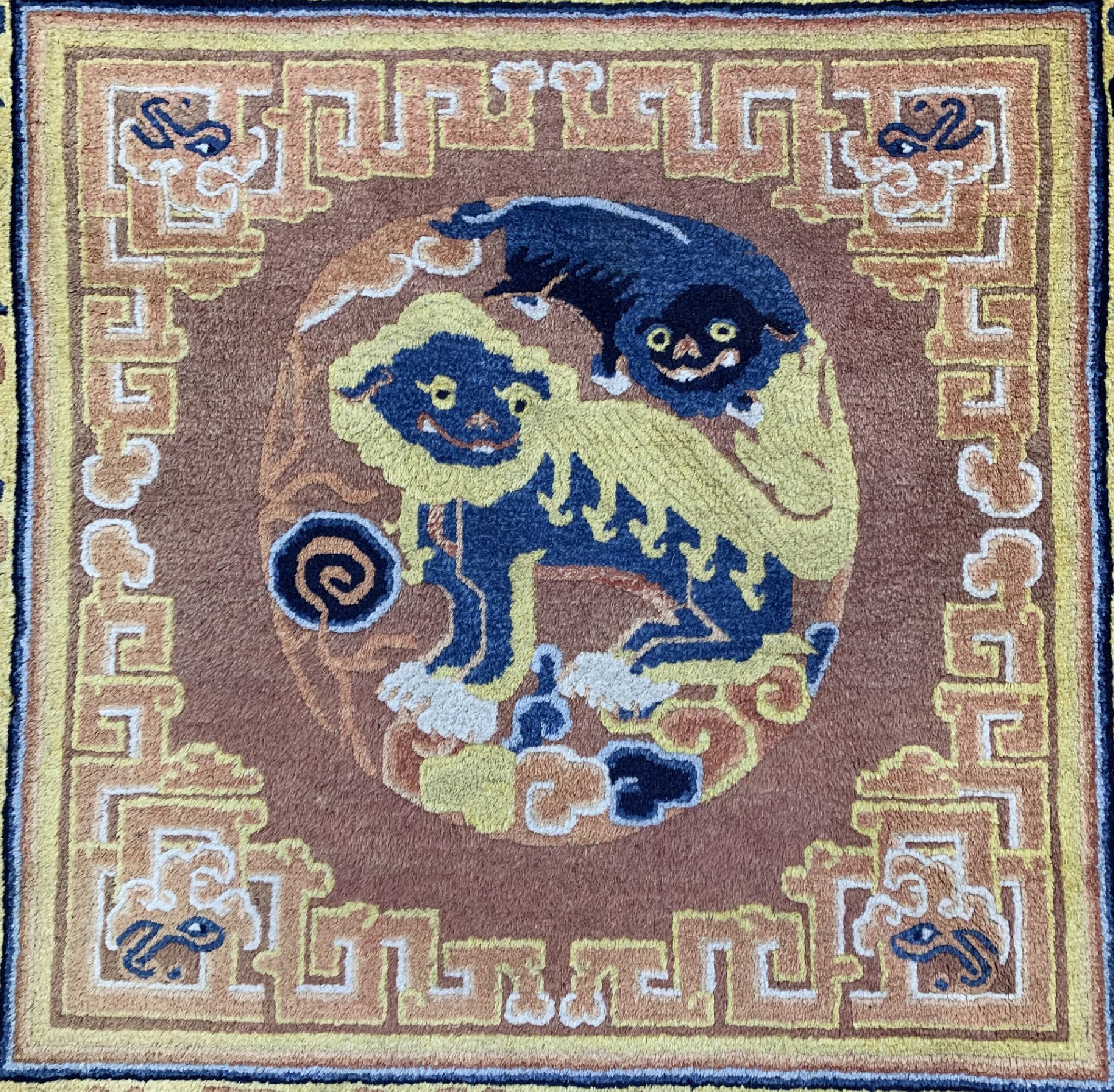 Detail b: Sitzbank-Teppiche antik, "Fo Hund" China, um 1910/1920, Wolle auf Baumwolle, ca. 163 x 82 cm, EHZ: 1-2