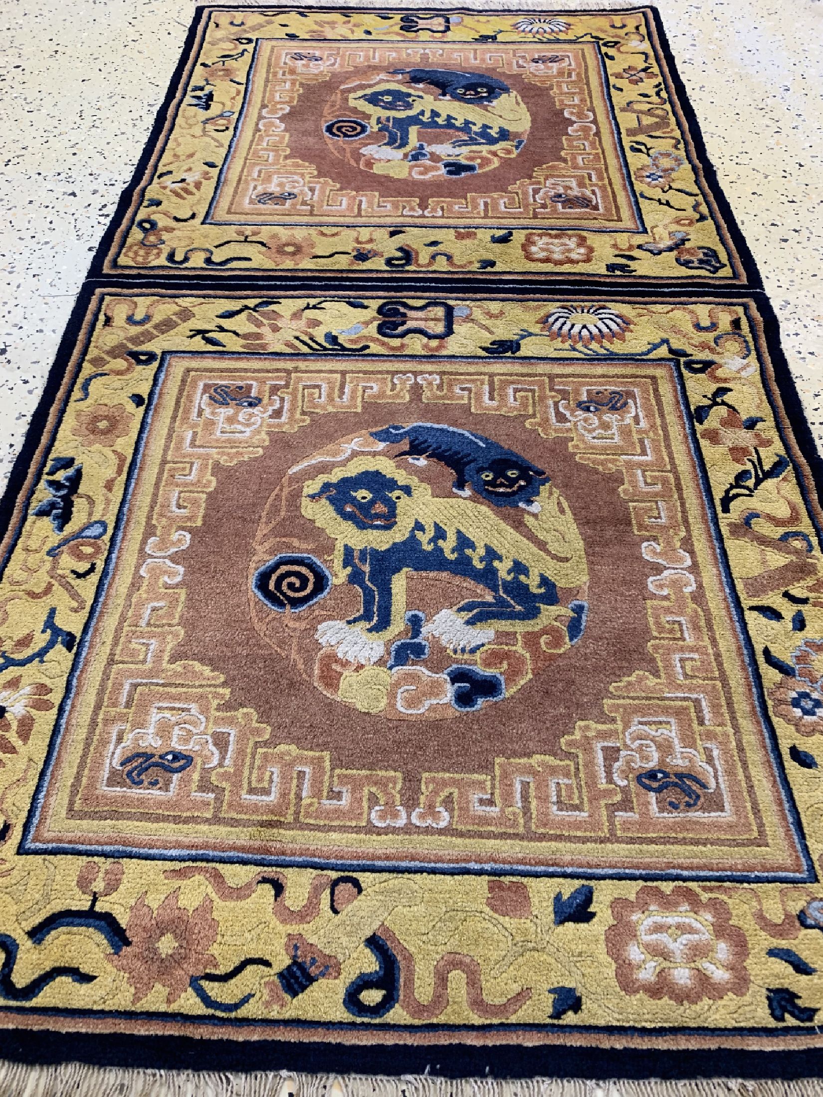 Detail c: Sitzbank-Teppiche antik, "Fo Hund" China, um 1910/1920, Wolle auf Baumwolle, ca. 163 x 82 cm, EHZ: 1-2