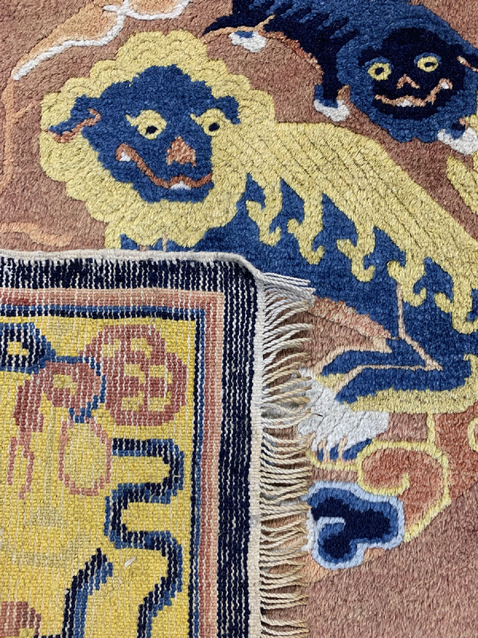 Detail d: Sitzbank-Teppiche antik, "Fo Hund" China, um 1910/1920, Wolle auf Baumwolle, ca. 163 x 82 cm, EHZ: 1-2