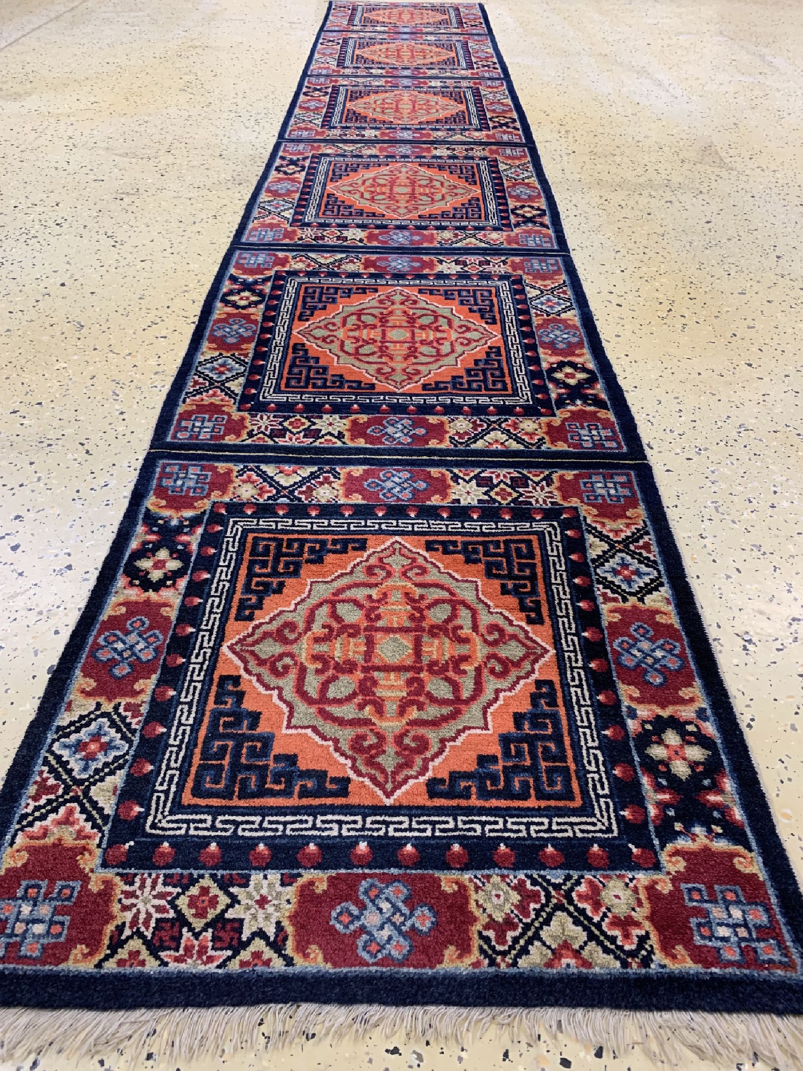 Detail d: Ning-Hsia"Sitzbank-Teppiche", antik, China,um 1900, Wolle auf Baumwolle, ca. 390 x 66 cm,EHZ: 1-2
