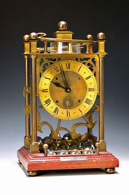 Image 26745602 - Ball clock, Hartley Bazeley Ltd. Cheltenham, England around 1985, manufactured in 999 copies, here according to plaque no. 519, wooden base, brass, 25 balls, drive via creator wheel/barrel, platform with anchor escapement and cover, oil resinified, cleaning/overhaul essential, so-called perpetual motion Ball clock, H. approx. 35cm, condition of movement 3, housing 2-3