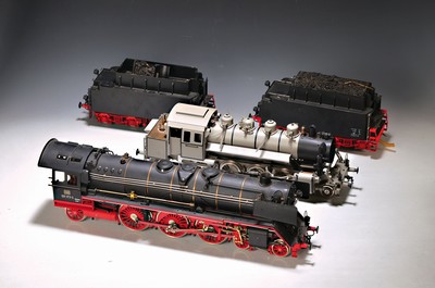 Image 26745692 - 2 locomotives with live steam operation, trackI, 1x Fulgurex/Aster, 1980s, model BR 44 (DB 001173-4), black with two tenders; 1x unmarkedcopy, gray, probably aster, small parts missing; 1x chassis without body, Fulgurex/Aster, 1985; each heavy metal design,visible traces of age and wear, function not tested
